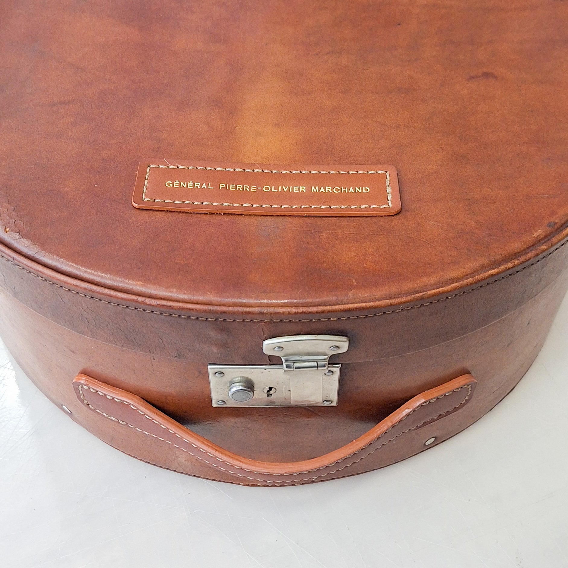 personnalisation de pièces anciennes en cuir artisan maroquinier français