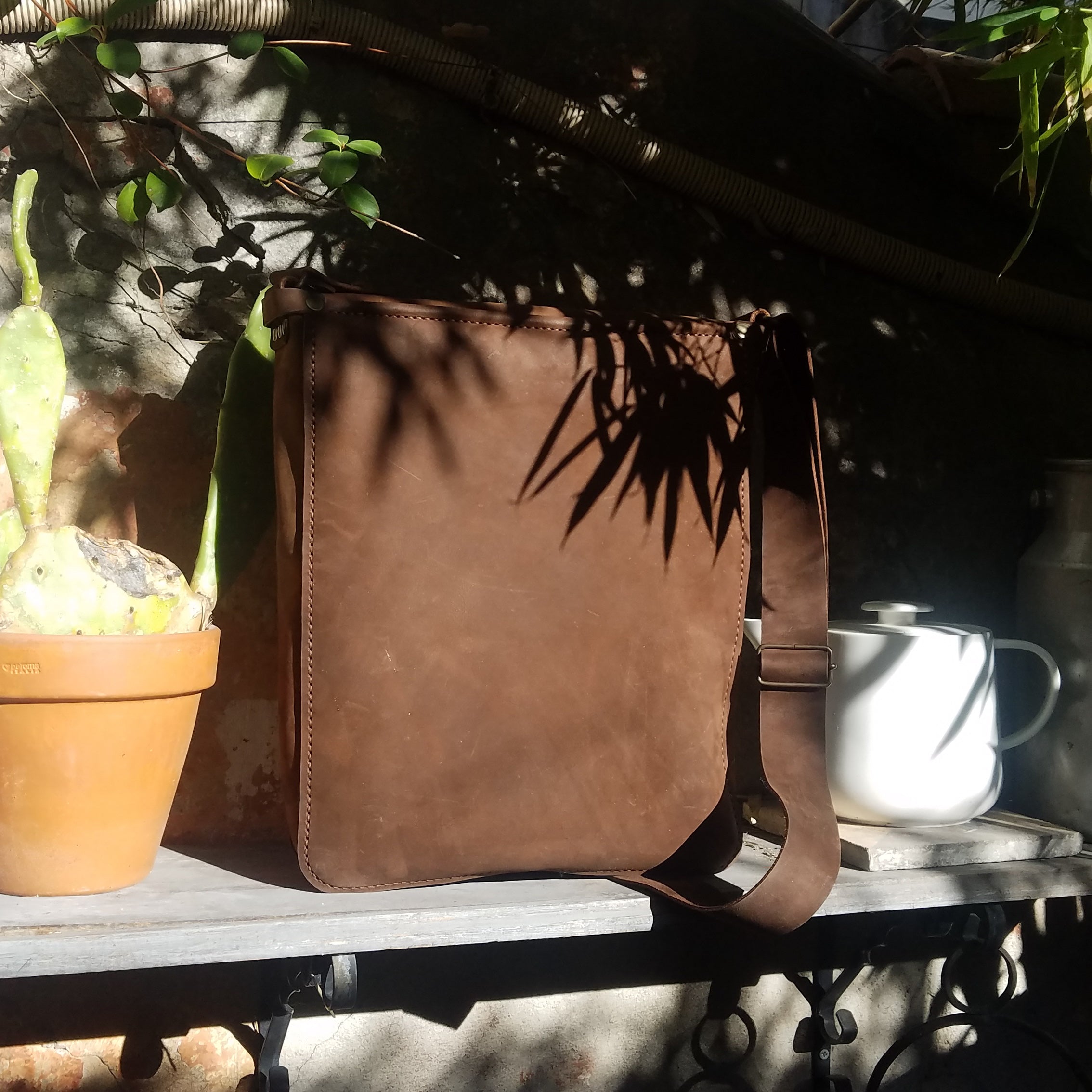 faméthic famethic maroquinerie sac homme sacoche vintage artisanal authentique cartable sac cuir français france éthique durable responsable rouge