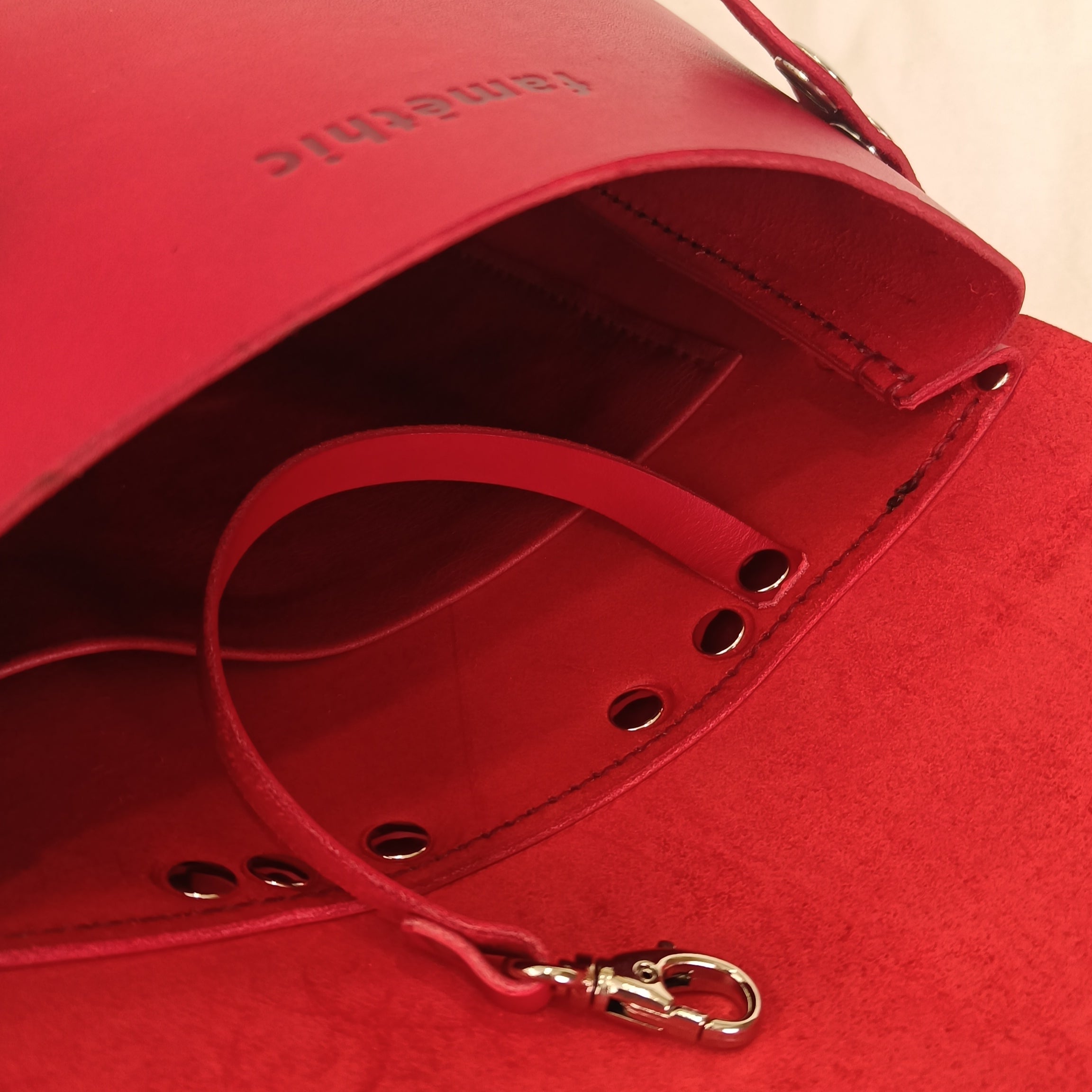 sac à dos de ville élégant femme cuir artisanal made in france tannage végétal faméthic petit mauve rouge bordeaux