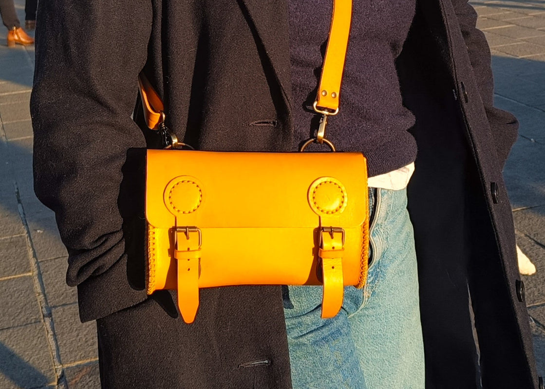 sacoche banane bandoulière cuir maroquinerie française artisanal sac en cuir faméthic passiflore jaune