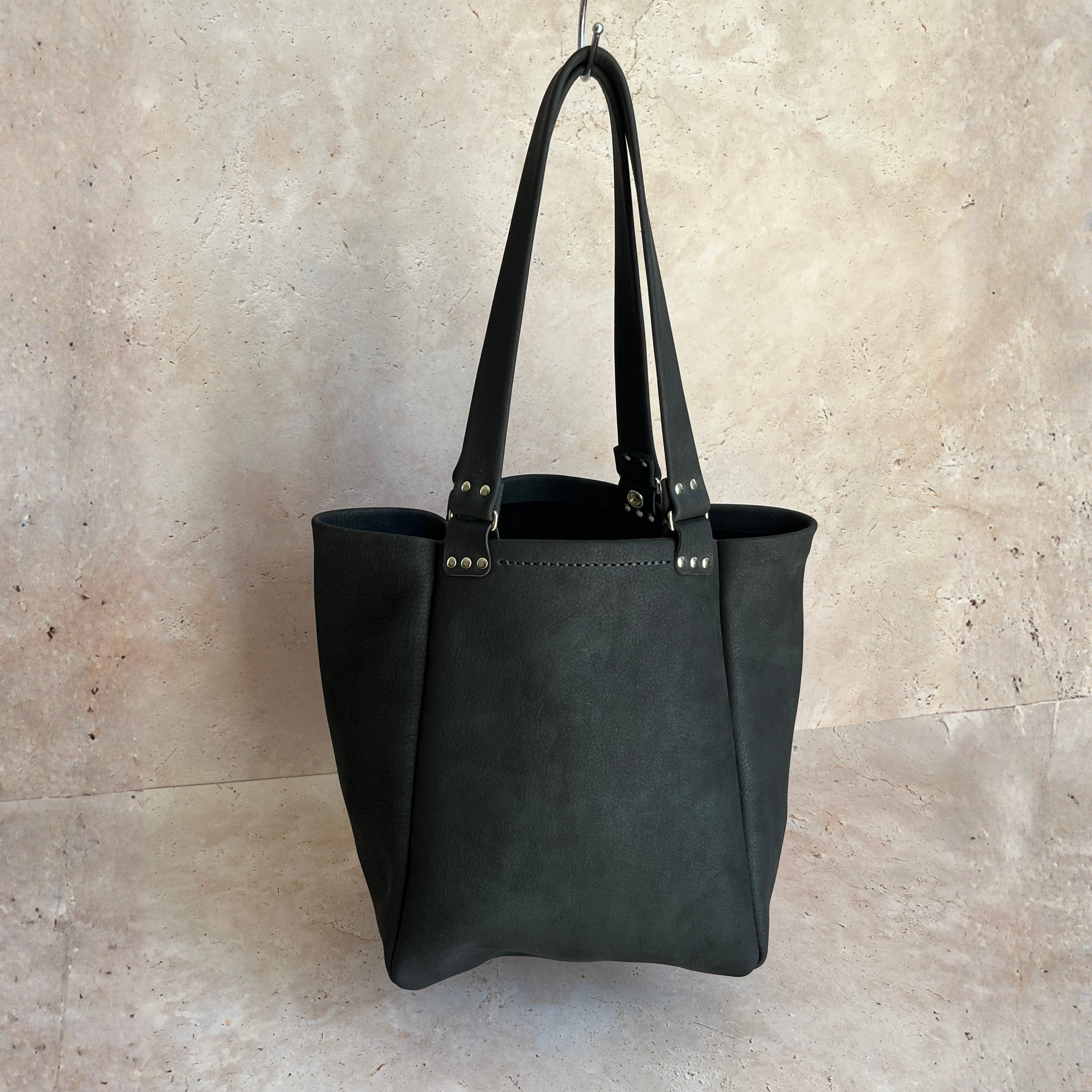 Le Ophrys | Taurillon nubuck noir