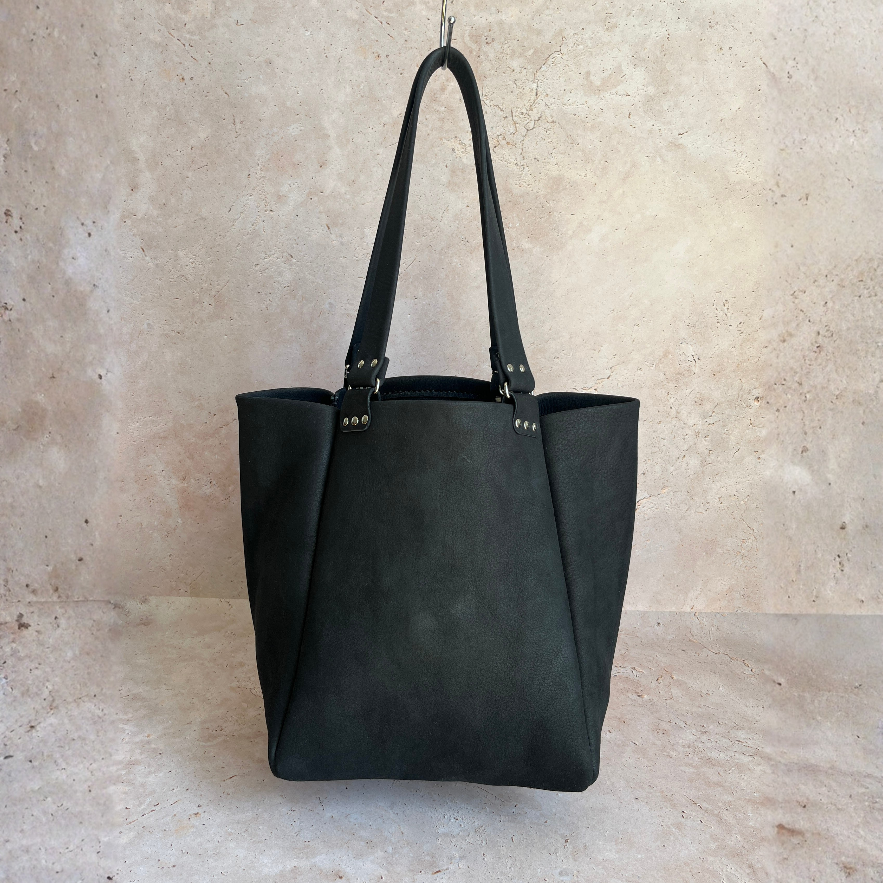 Le Ophrys | Taurillon nubuck noir