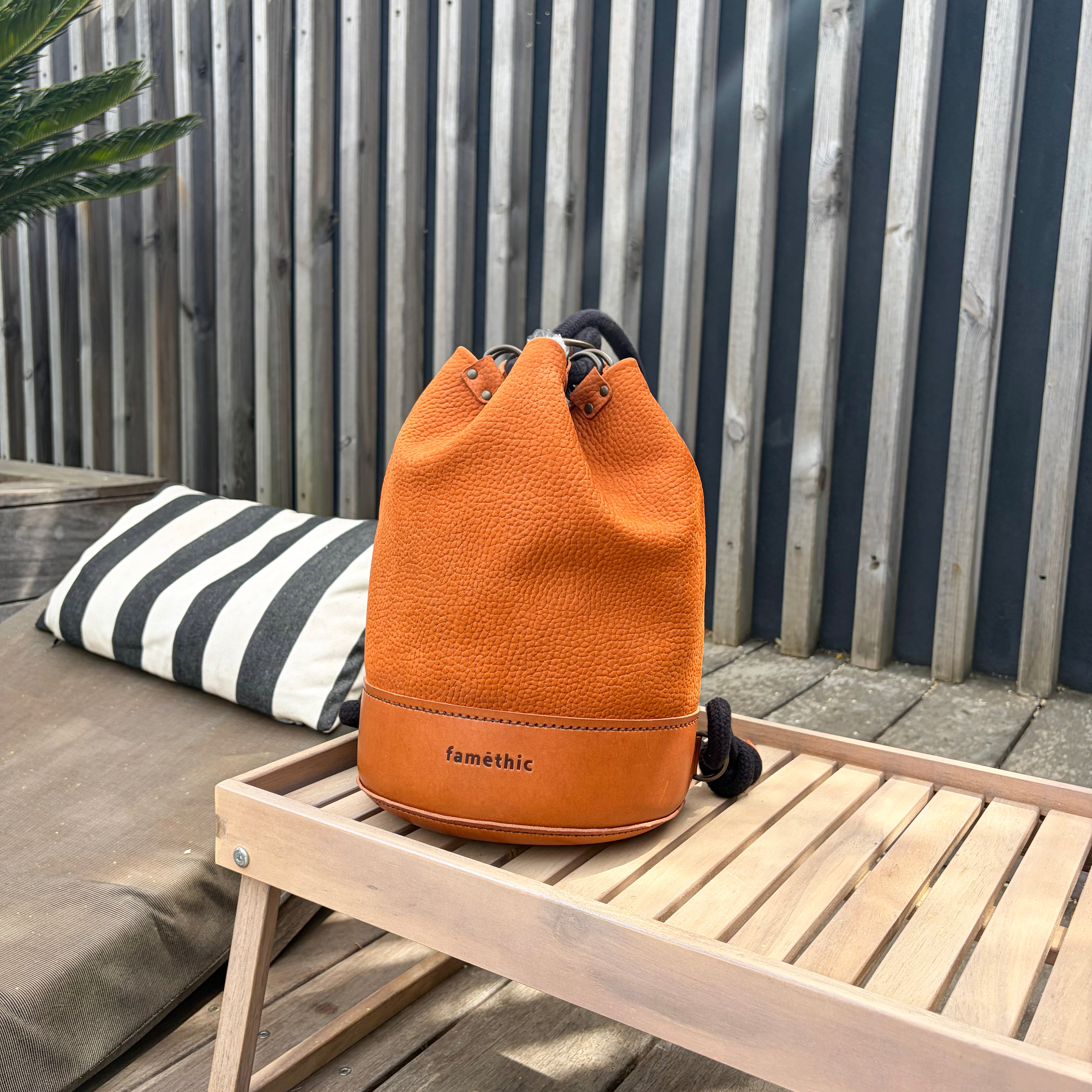 Détail du cuir pleine fleur du sac Camélée