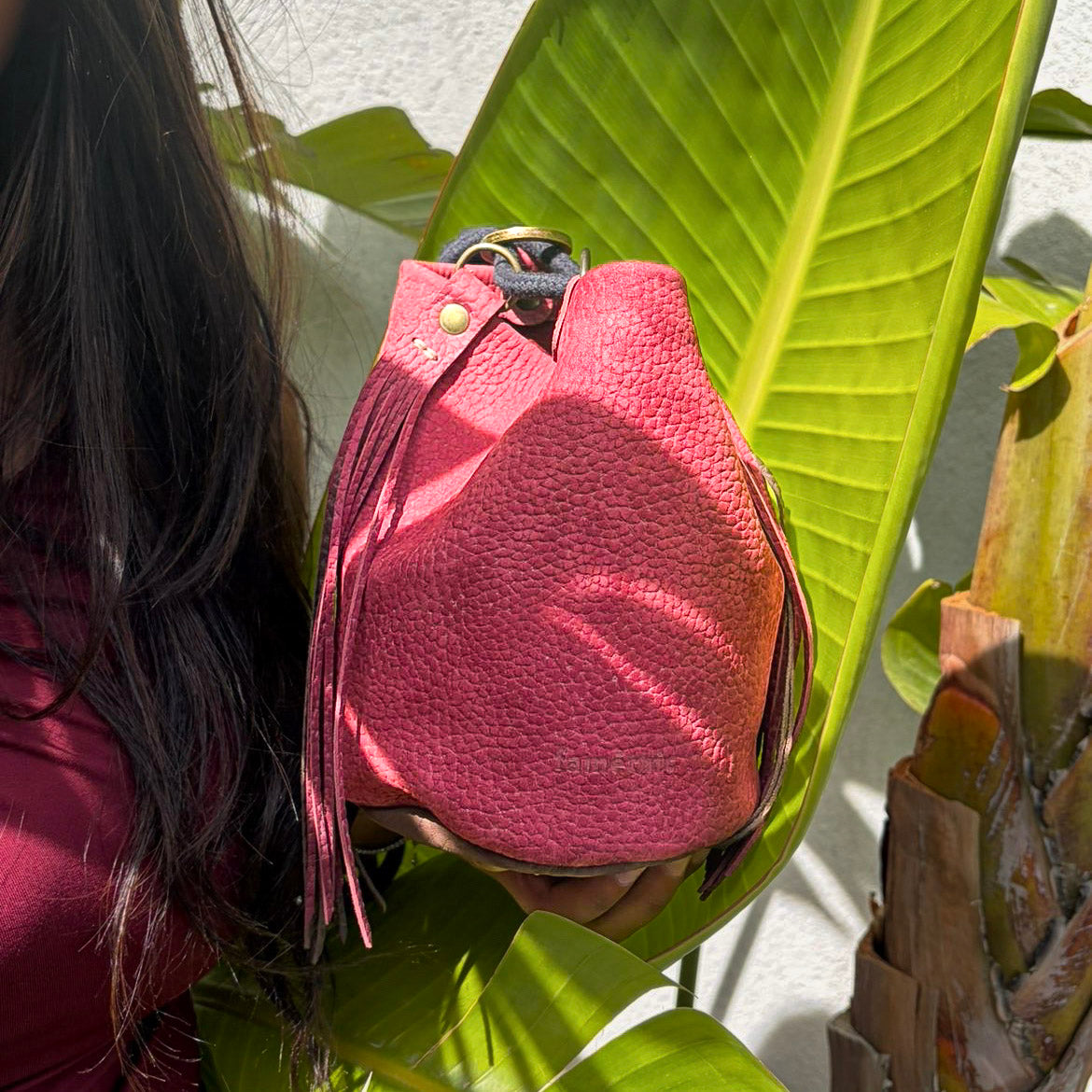 sac à dos en cuir pleine fleur Mini Camélée porté en mouvement