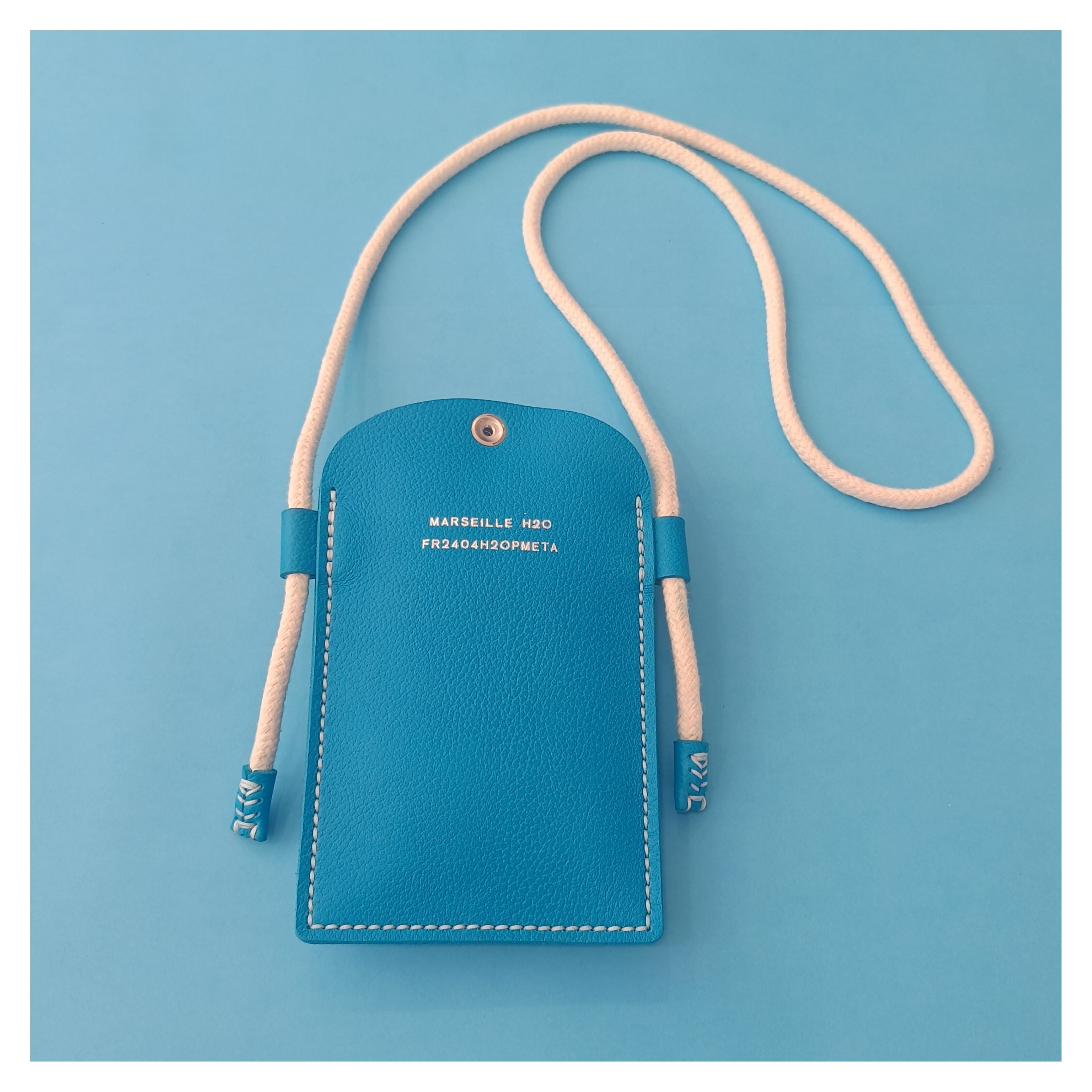 étui téléphone pochette papier voyage cuir turquoise collection marseille H2O faméthic maroquinerie