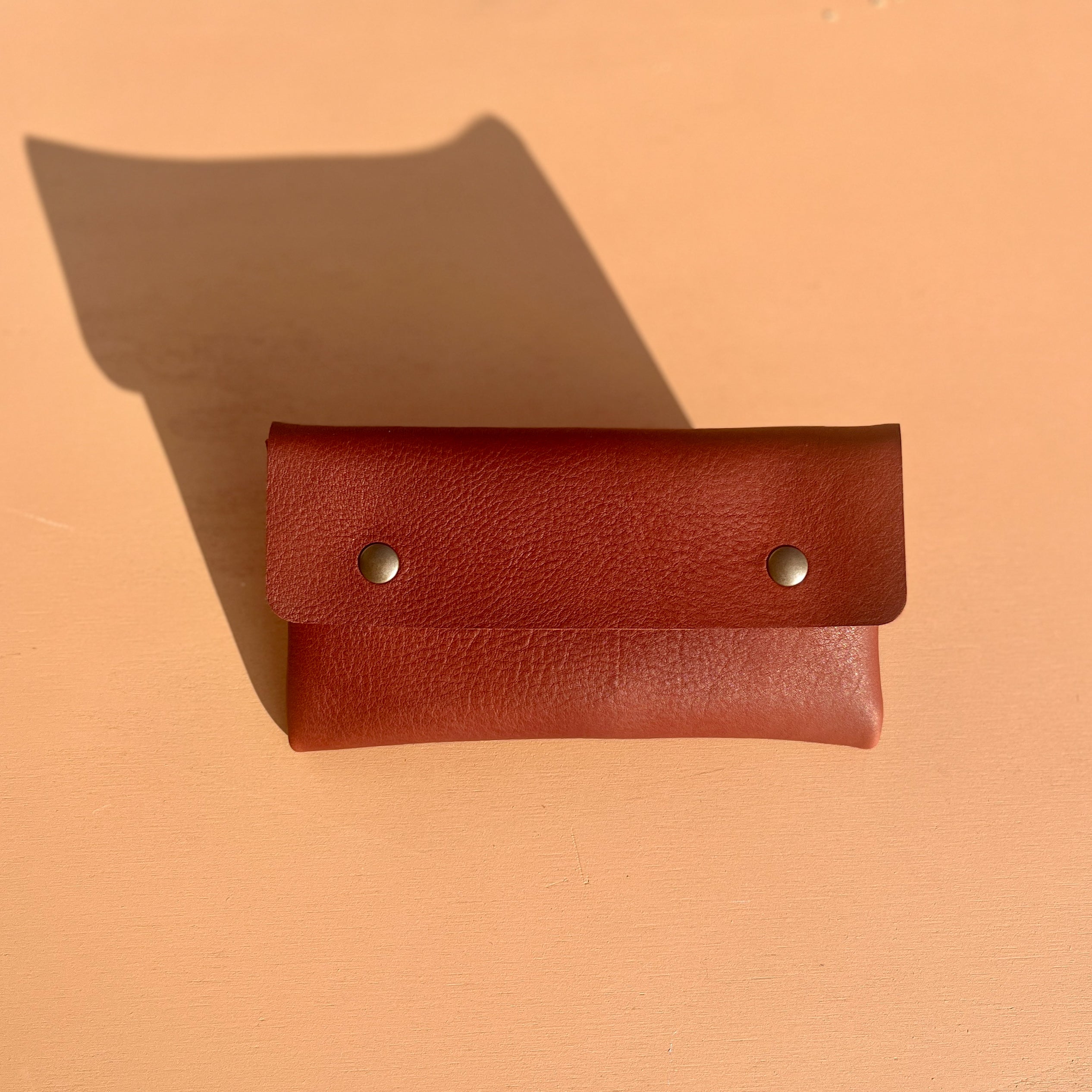 pochette en cuir pour téléphone et chéquier fabriqué en france maroquinerie luxe français faméthic