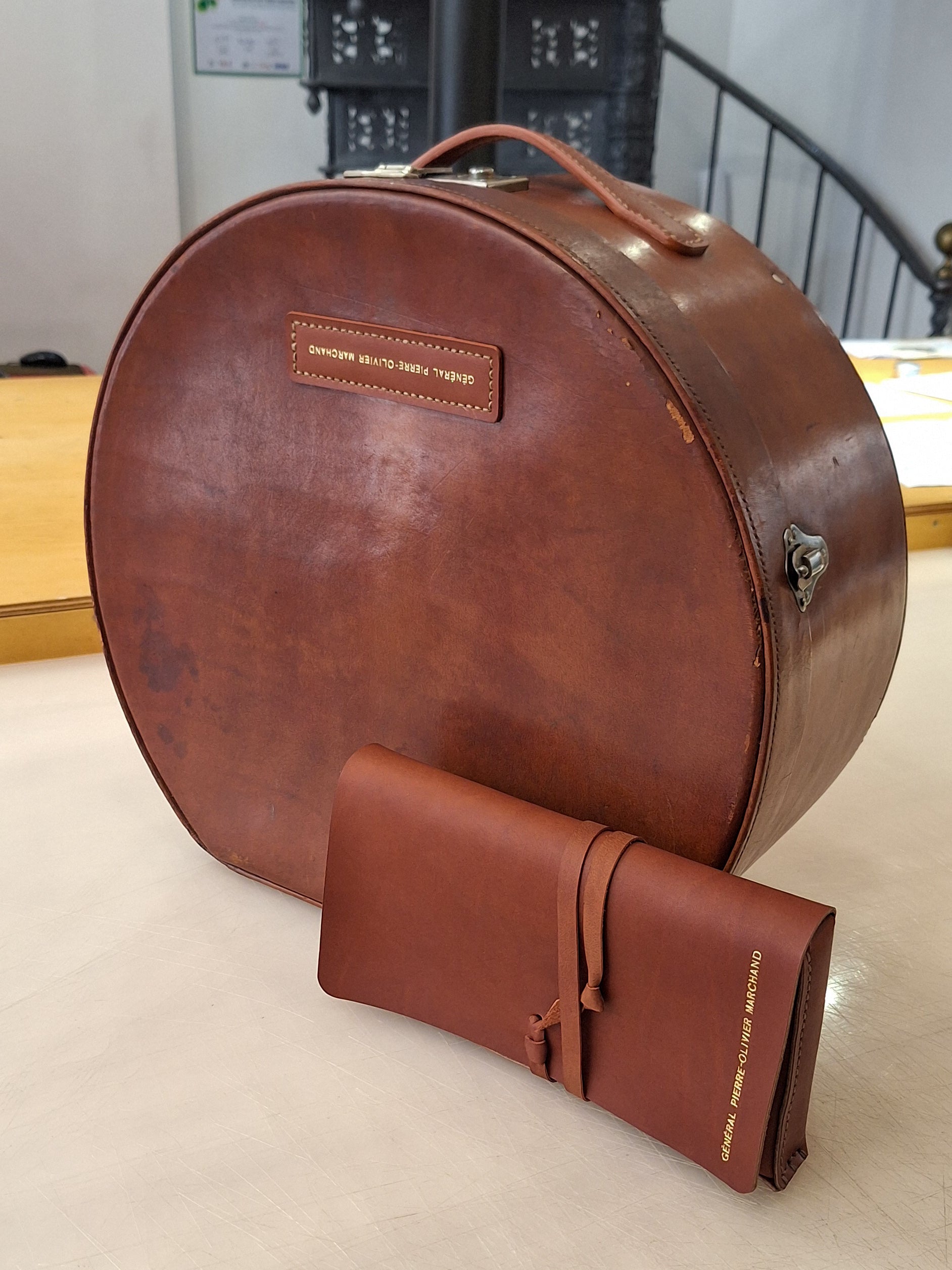 personnalisation de pièces anciennes en cuir artisan maroquinier france faméthic