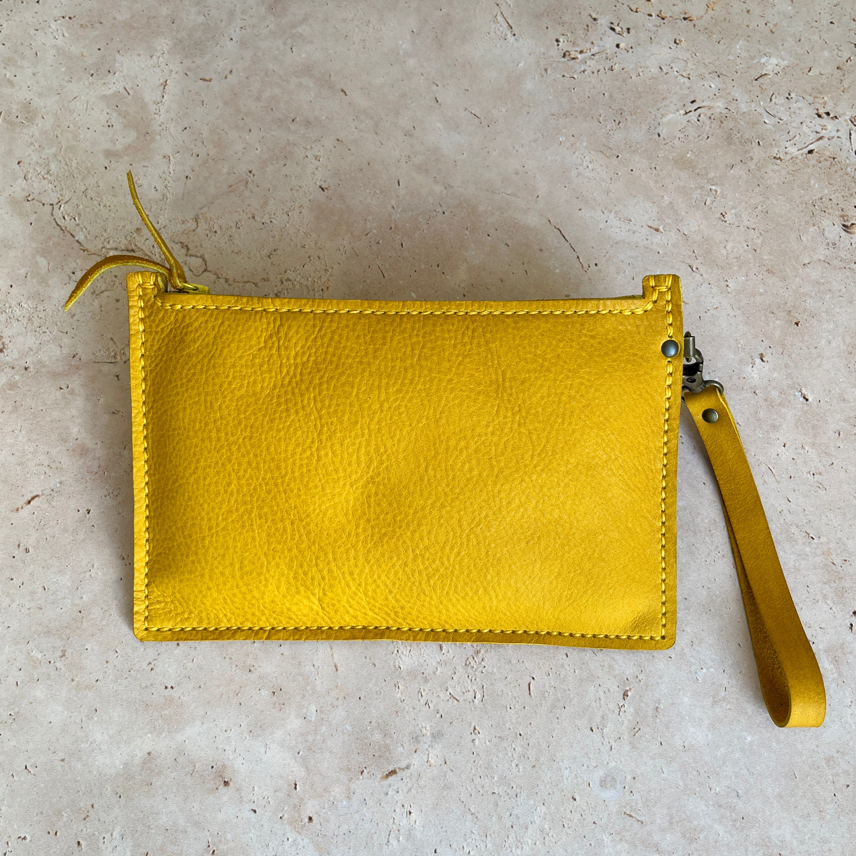Grande pochette zippée avec dragonne Bardane | Taurillon nubuck jaune
