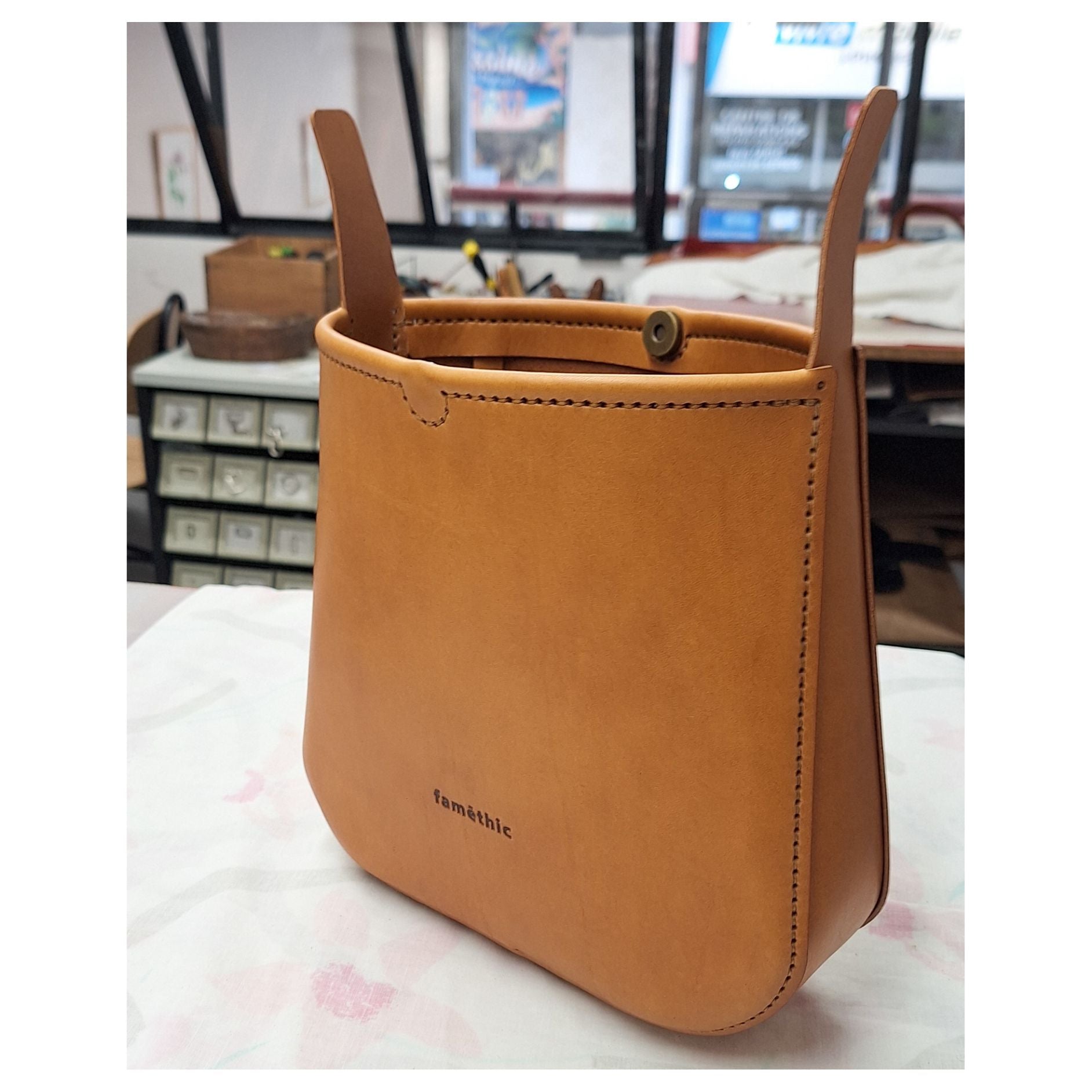 sac besace en cuir bandoulière valériane faméthic maroquinerie française artisanal