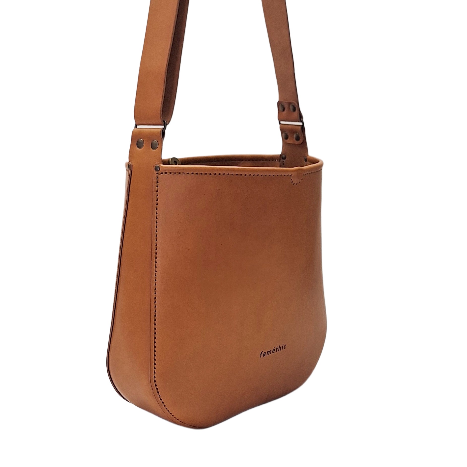 maroquinerie artisanal éthique famethic artisan maroquinier cuir atelier sac besace fabrication français france marseille grand sac cuir camel naturel