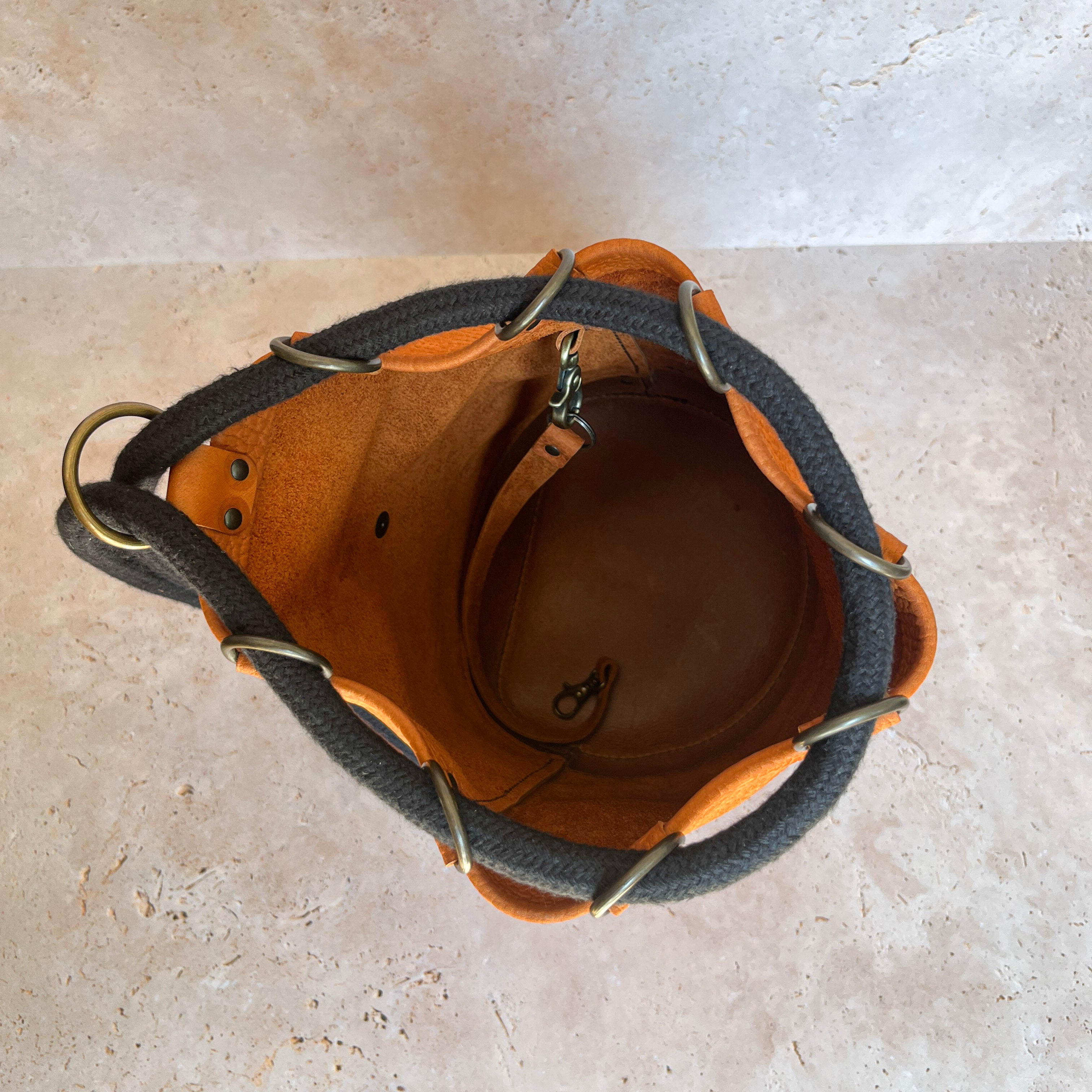 Intérieur du sac à dos Camélée avec son ouverture large