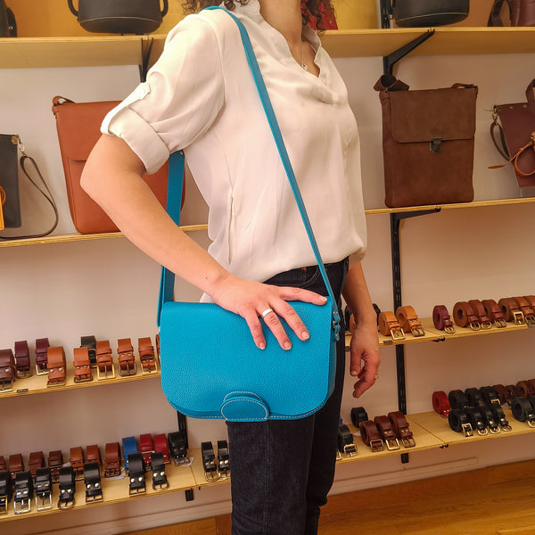 sac besace grande centaurée cuir turquoise collection marseille H2O maroquinerie