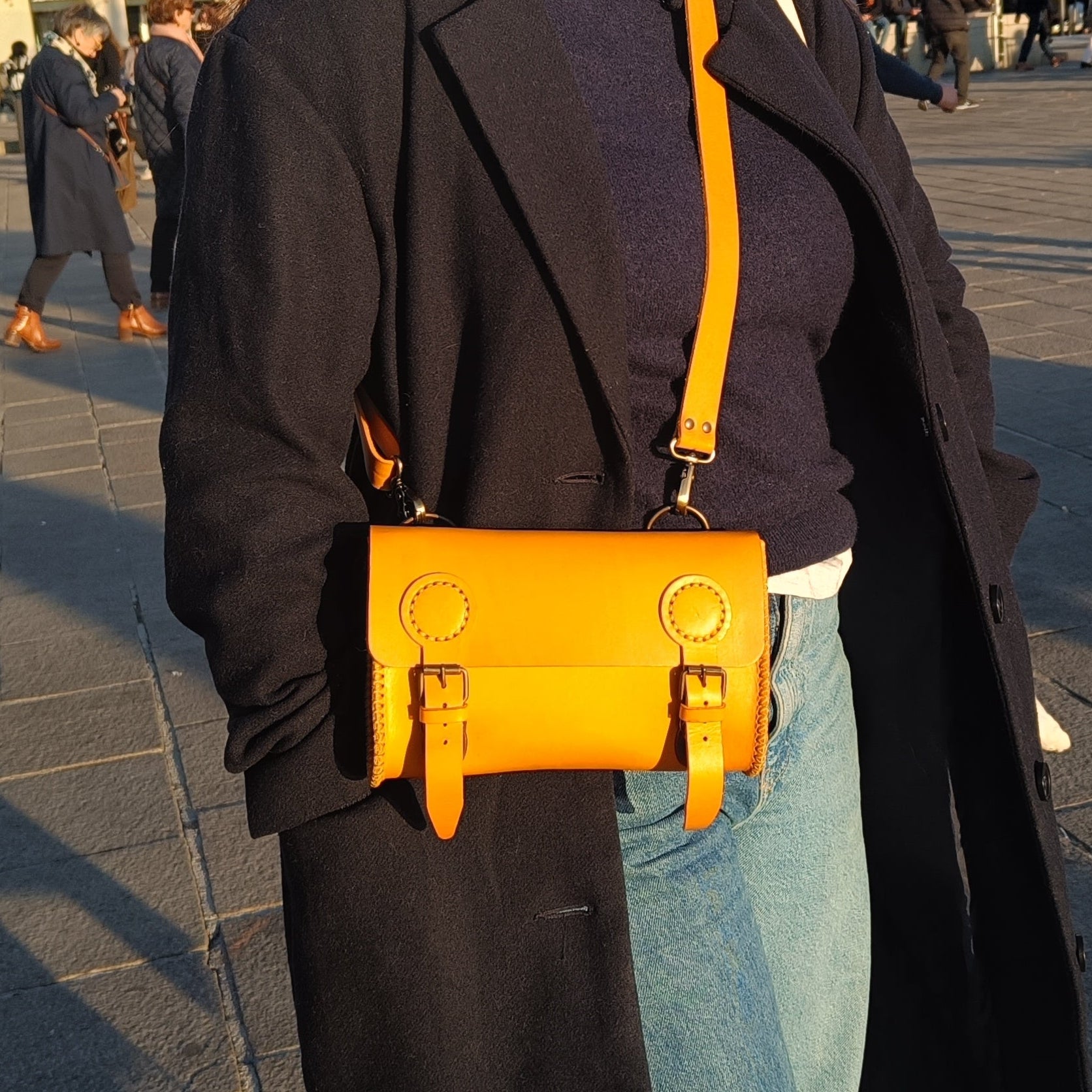 sacoche banane bandoulière cuir maroquinerie française artisanal sac en cuir faméthic passiflore jaune