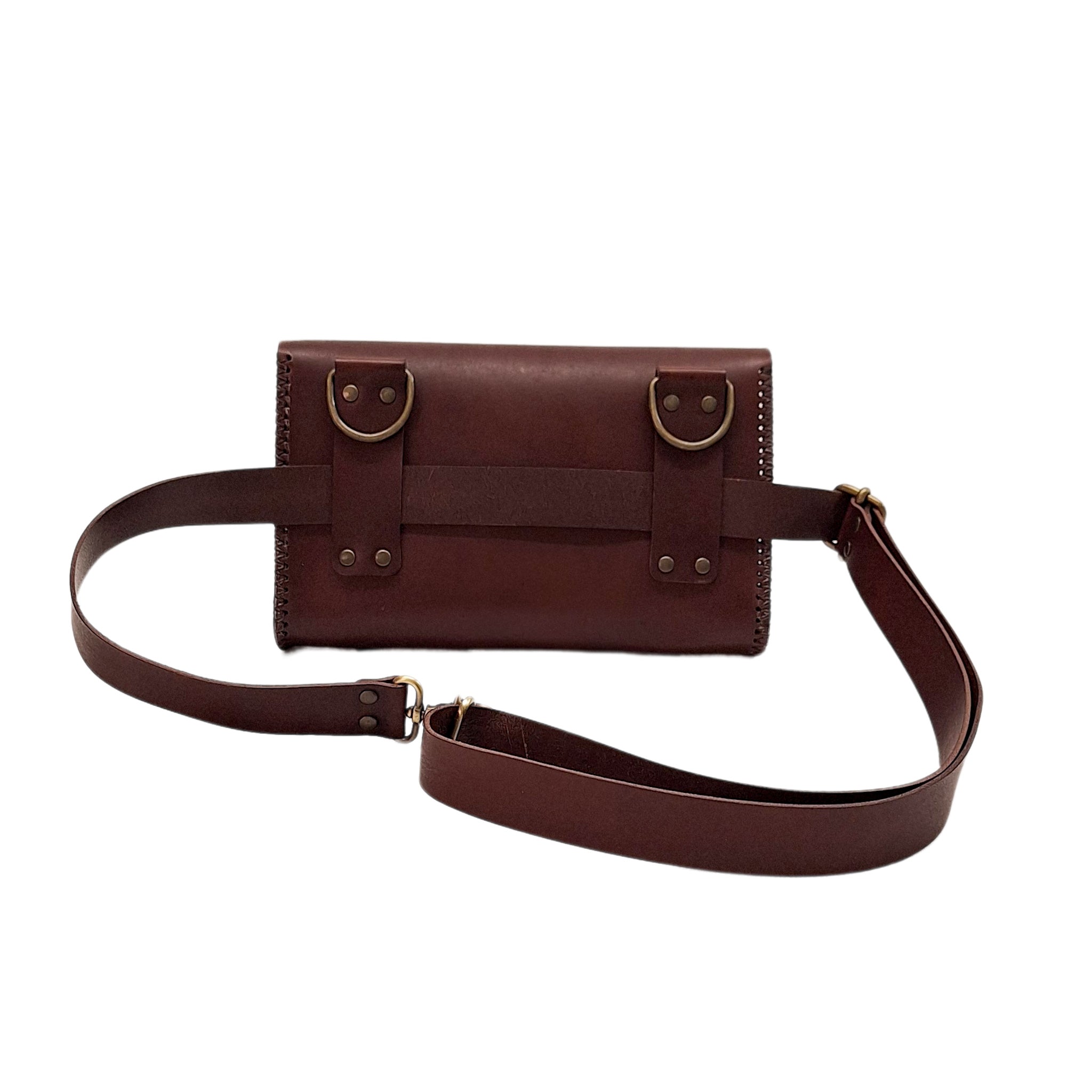 maroquinerie sac en cuir banane bandoulière sacoche cartable artisanal française cuir végétal faméthic passiflore ébène marron foncé