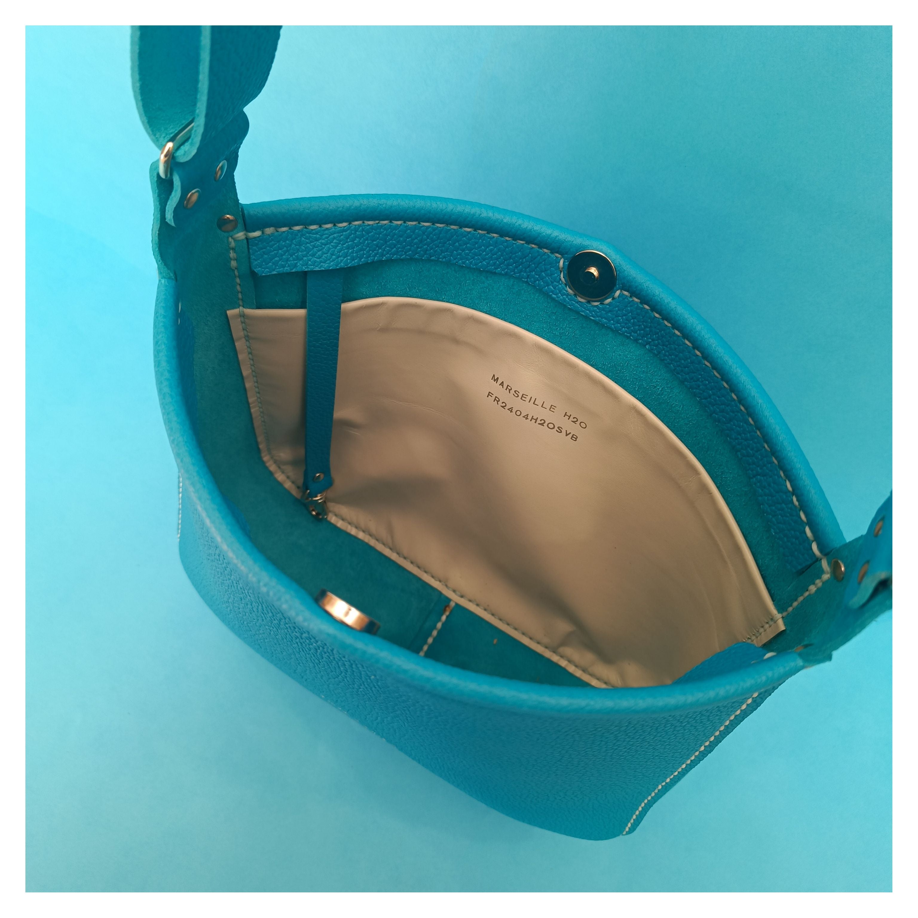 sac besace sac seau petit valériane turquoise cuir collection Marseille H2O faméthic maroquinerie