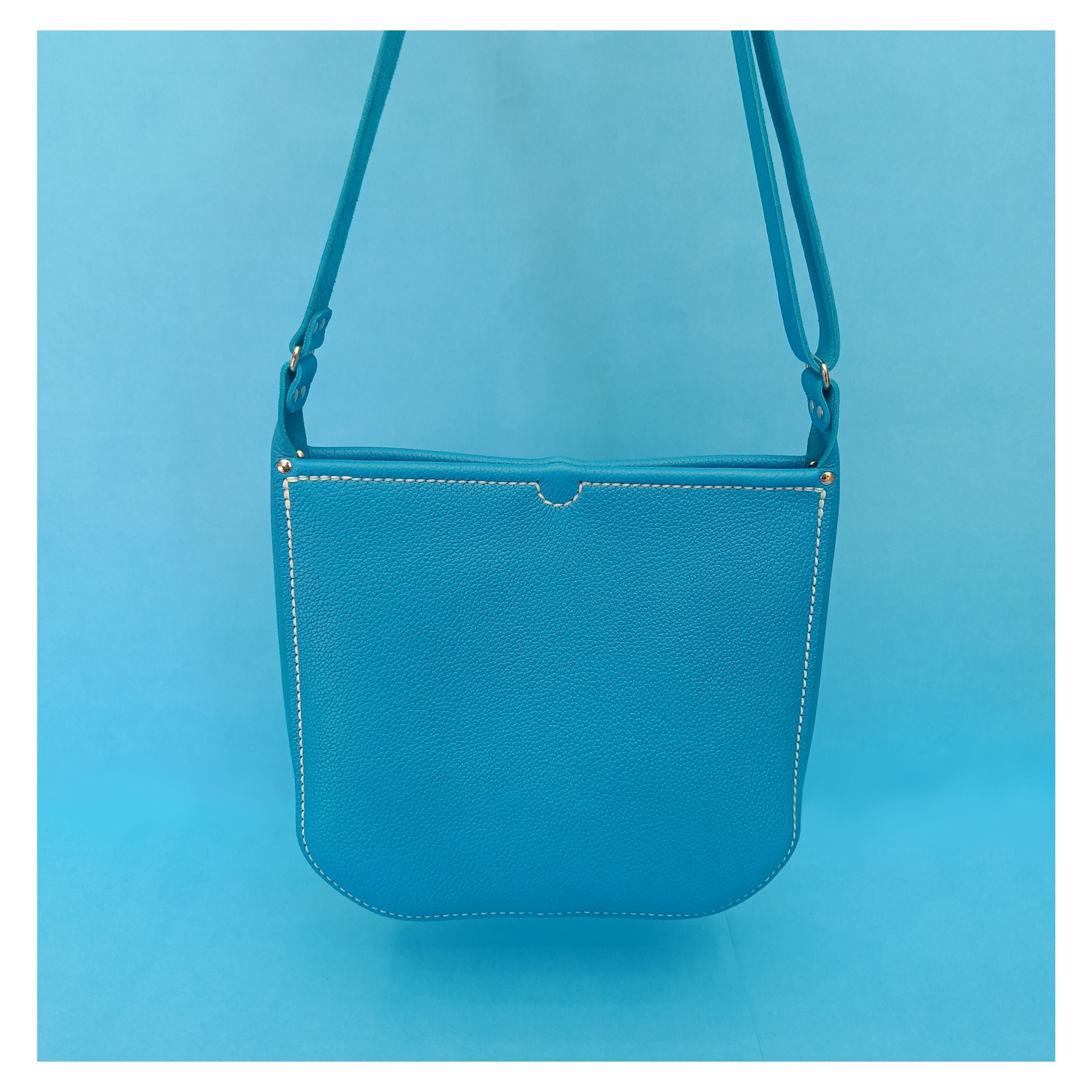 sac besace sac seau petit valériane turquoise cuir collection Marseille H2O faméthic maroquinerie