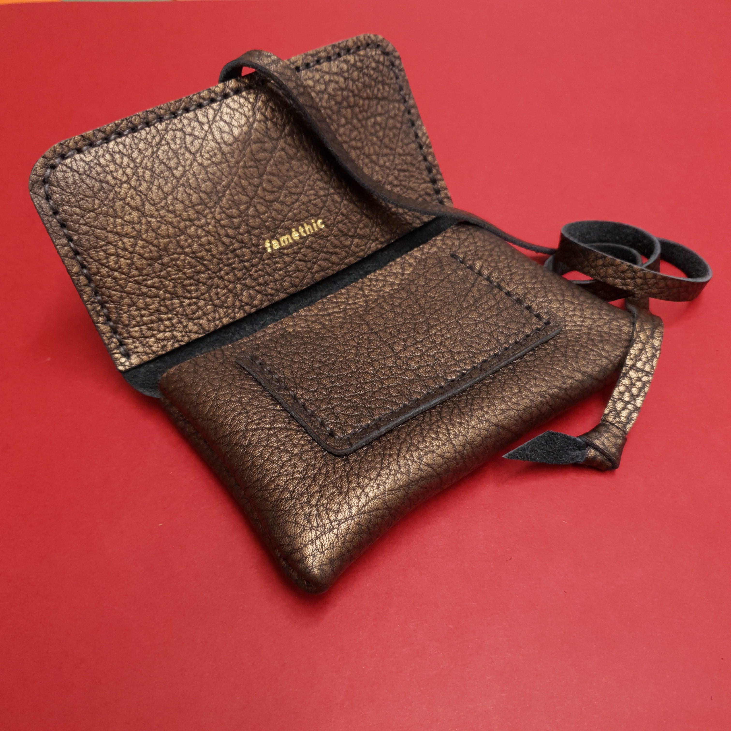 faméthic famethic cuir français maroquinerie éthique artisanale blague à tabac bruyère pochette