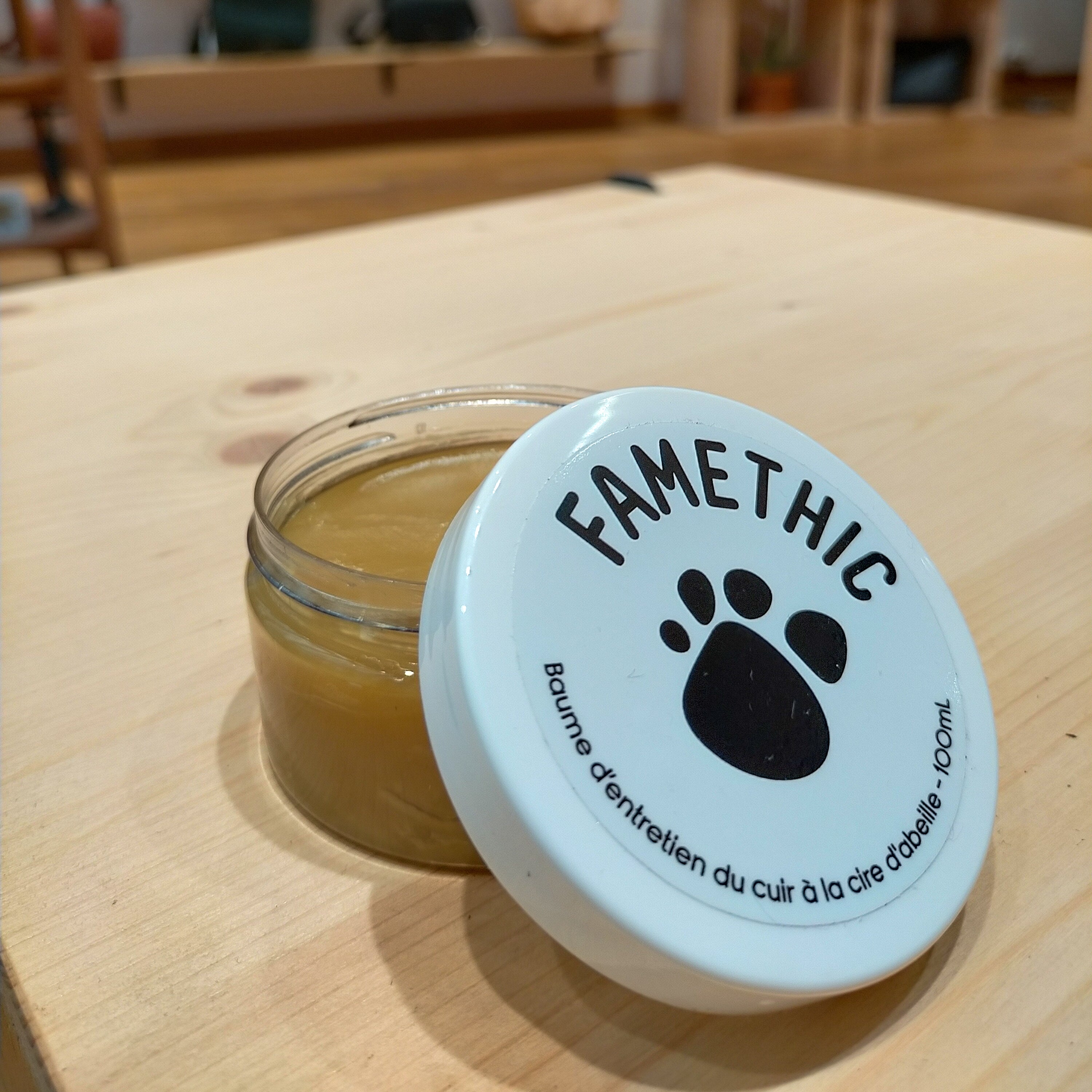 maroquinerie éthique responsable française artisan créateur cirage cuir baume sapo entretien cire cire d'abeille sellier maroquinier