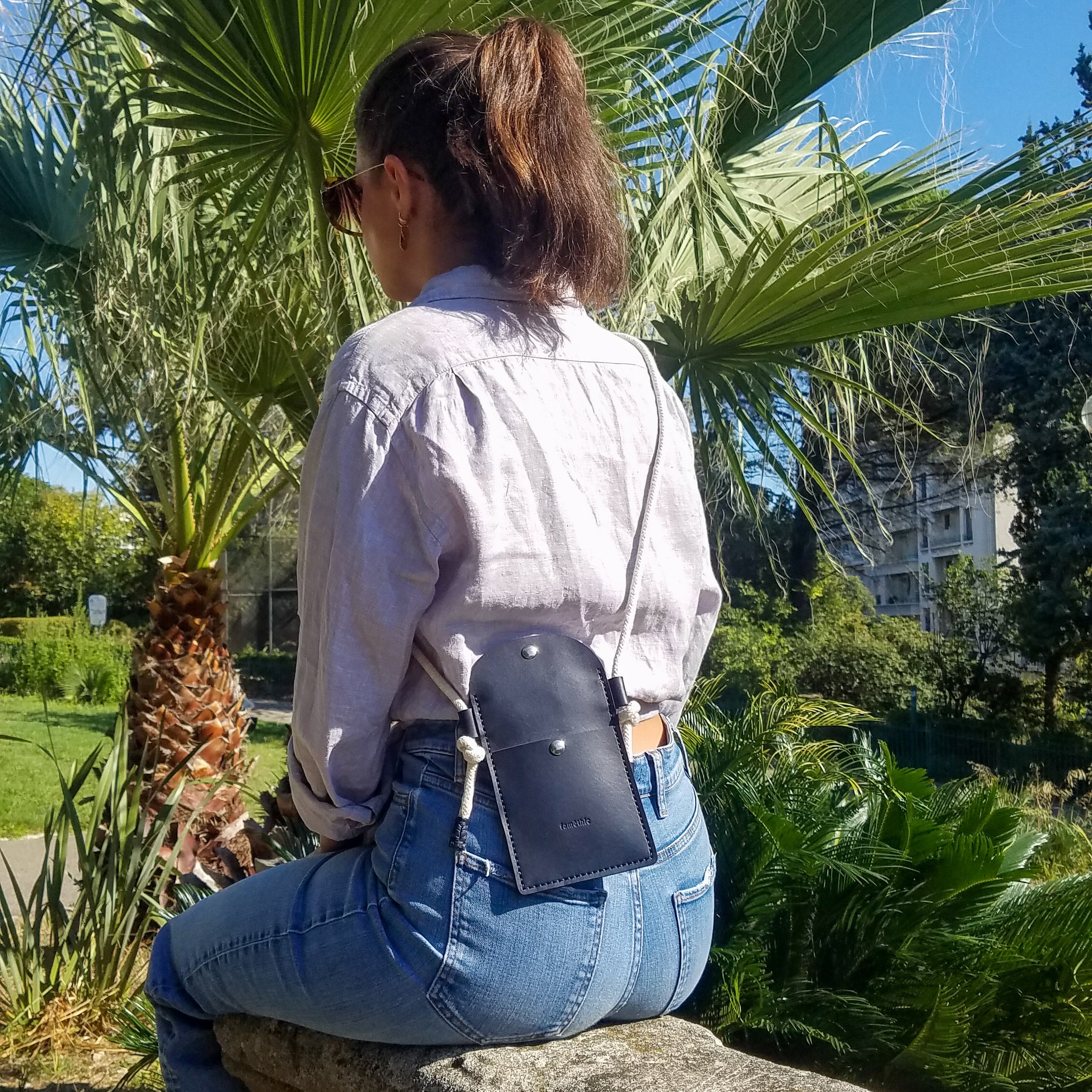 maroquinerie éthique artisanal maroquinier artisan marseille cuir étui téléphone smartphone tour de cou atelier