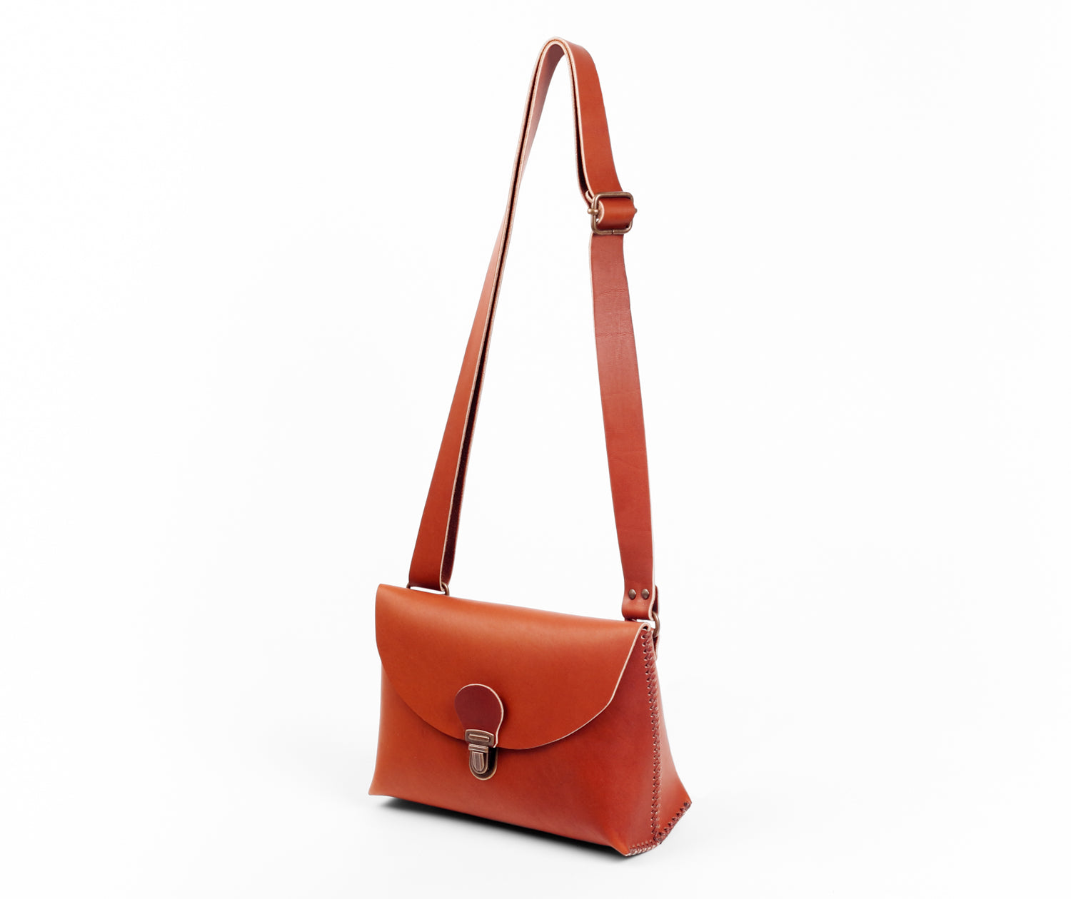 maroquinerie artisanal éthique famethic artisan maroquinier cuir atelier sac en cuir bandoulière mimosa faméthic