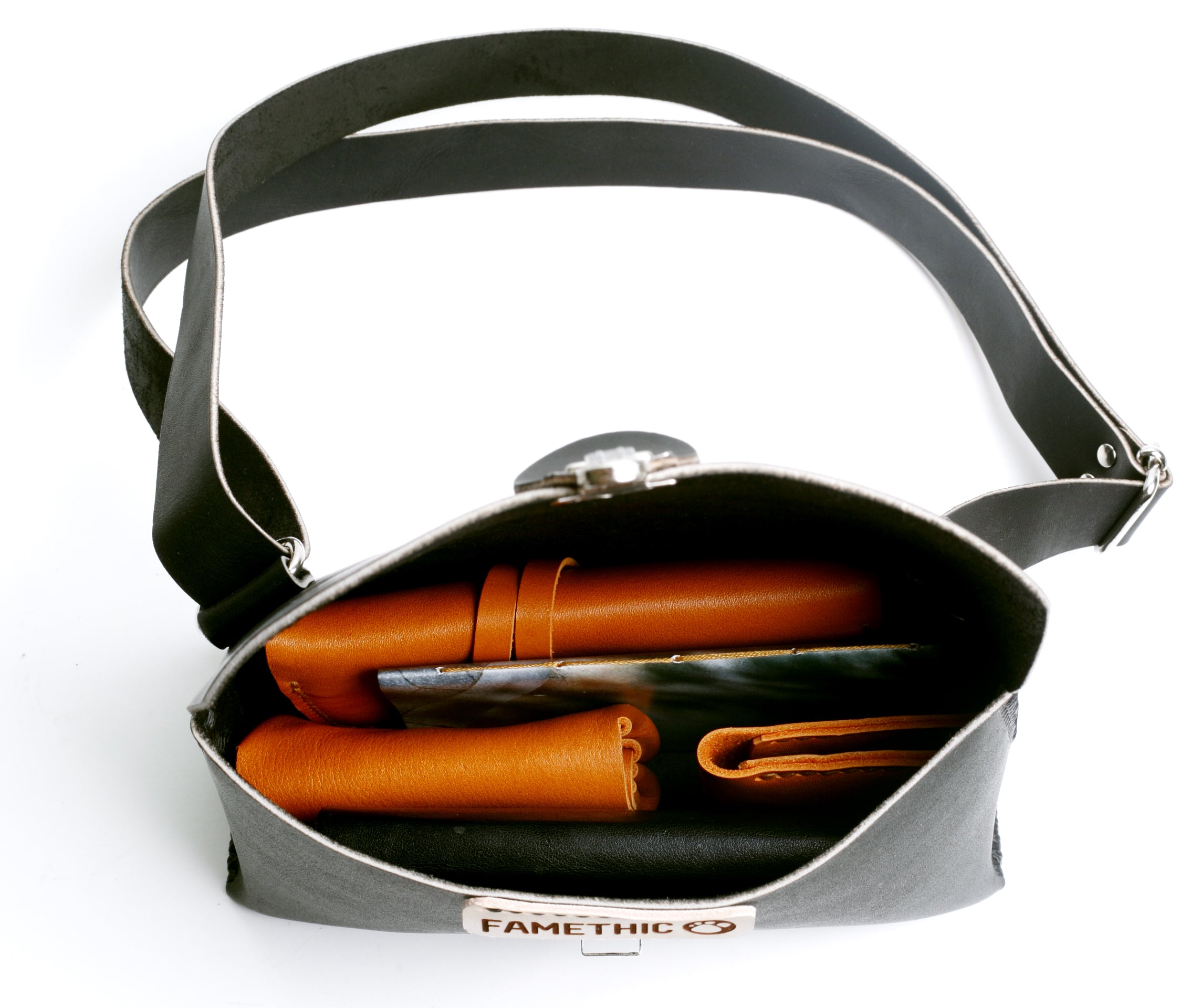 maroquinerie artisanal éthique famethic artisan maroquinier cuir atelier sac en cuir bandoulière mimosa faméthic