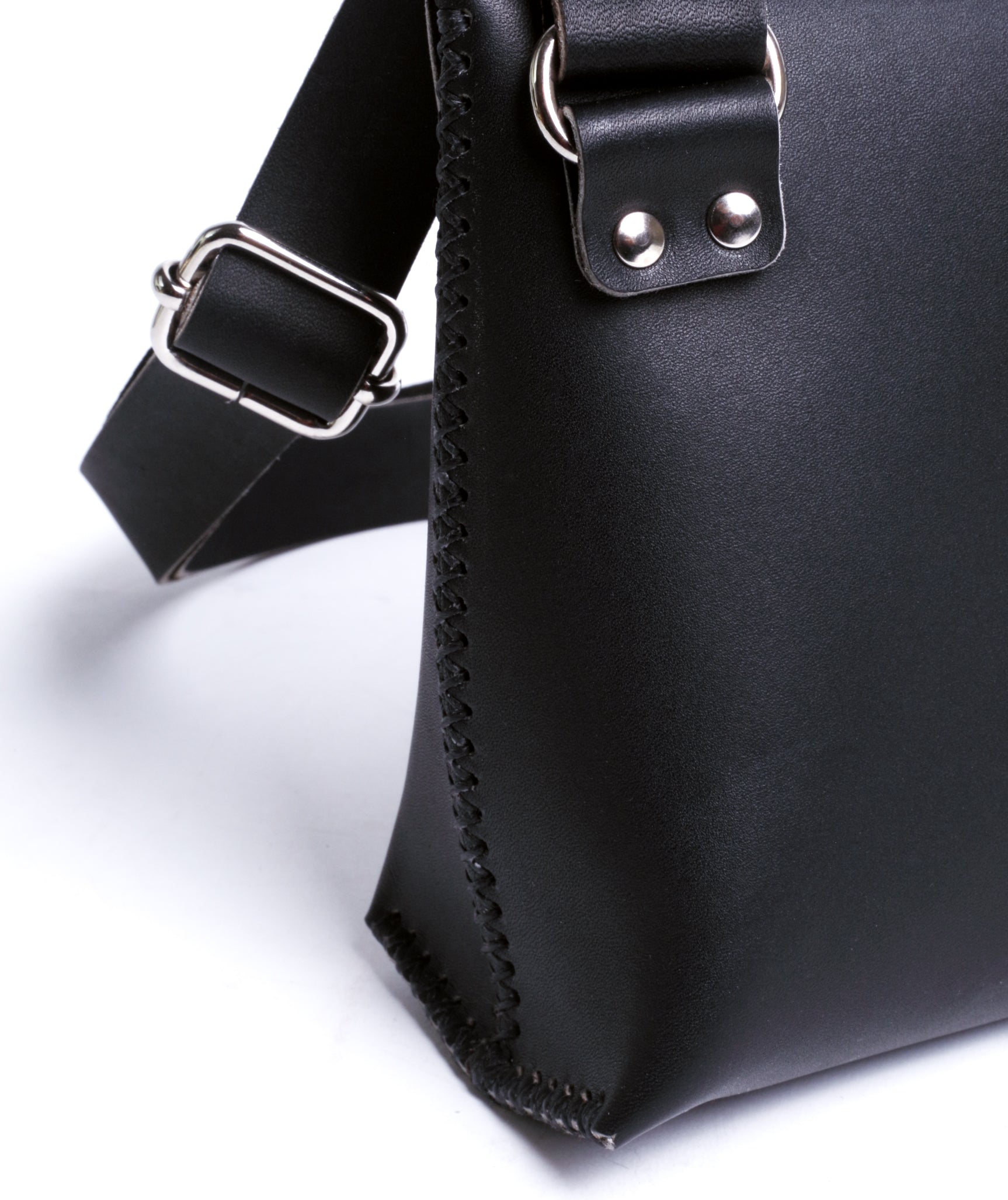 maroquinerie artisanal éthique famethic artisan maroquinier cuir atelier sac en cuir bandoulière mimosa faméthic