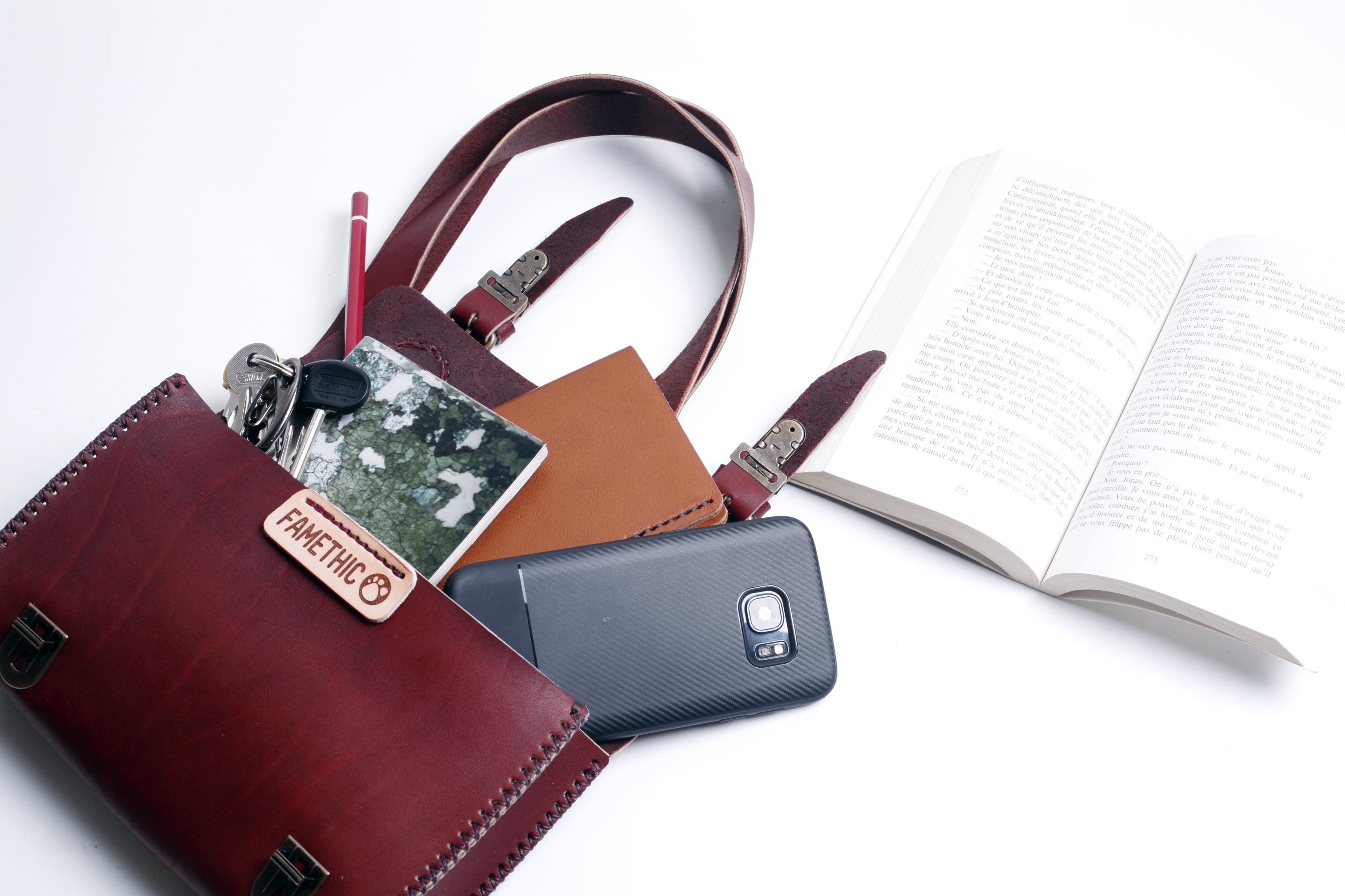 maroquinerie sac en cuir banane bandoulière sacoche cartable artisanal française cuir végétal faméthic passiflore