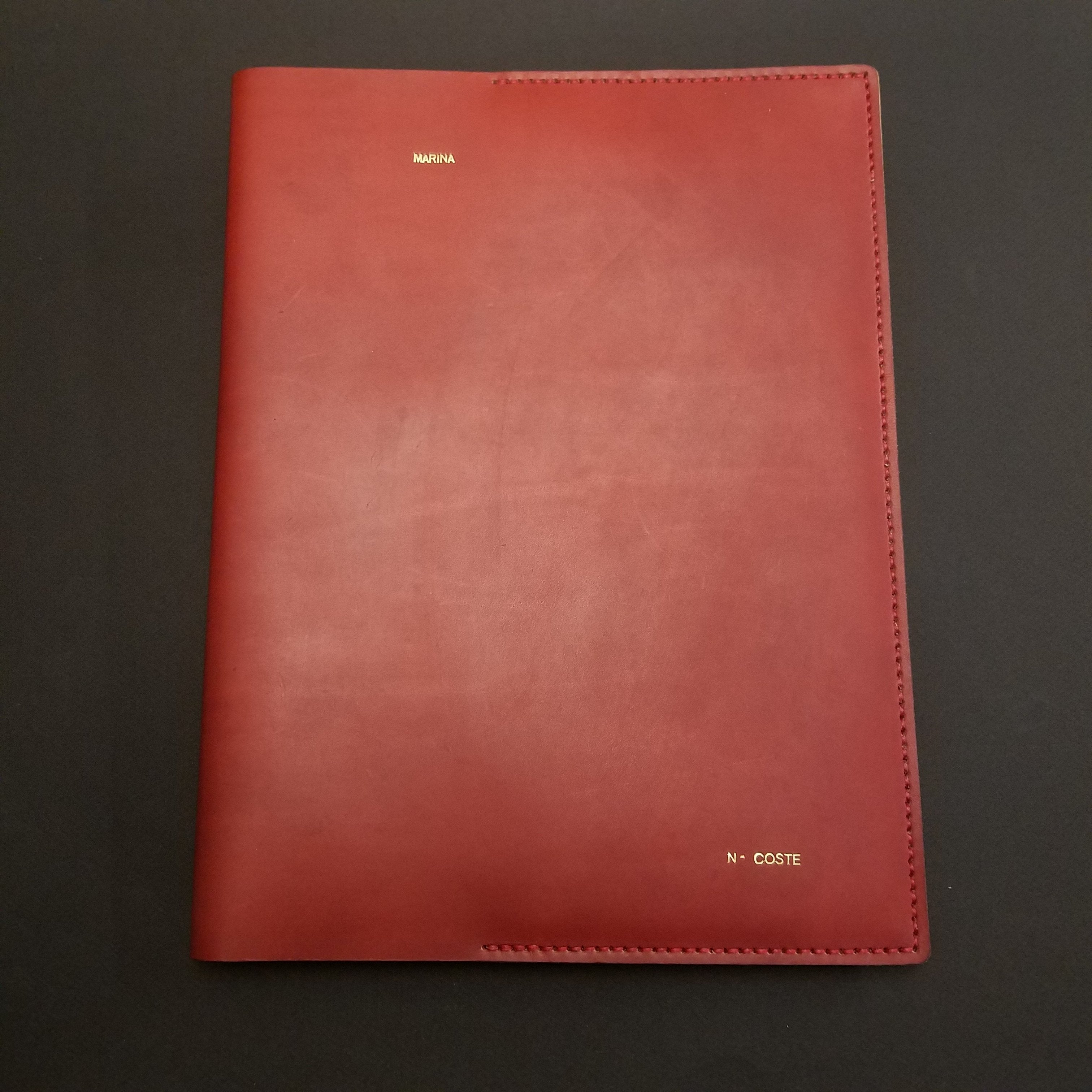 protège carnet cahier cuir sur mesure personnalisable cadeau note écriture dessin élastique maroquinerie artisanale faméthic français marseille inscription personnalisée