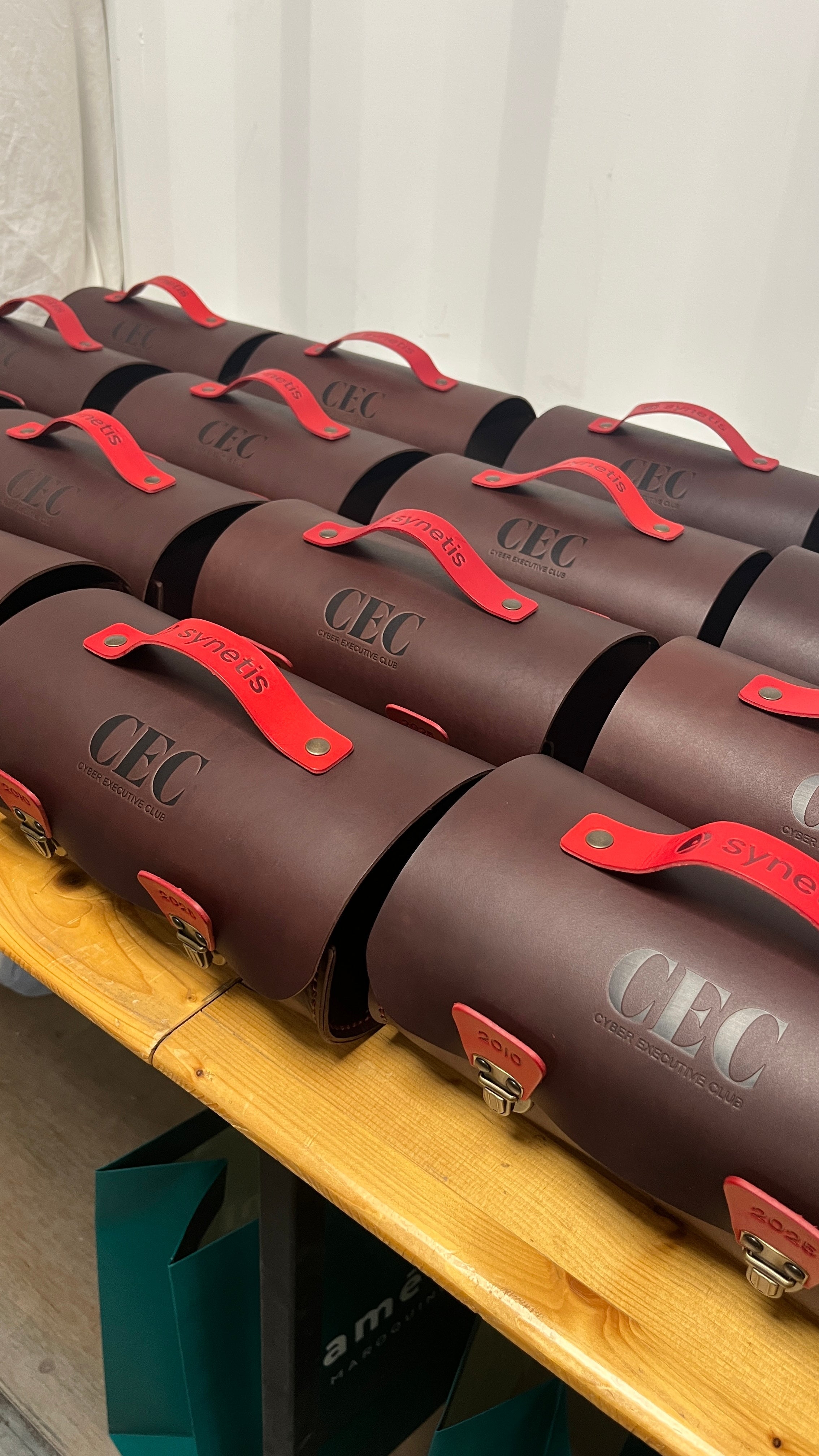 étui à boules pétanque en cuir commande fabrication sur mesure pour les professionnels maroquinerie française BtoB sous-traitance