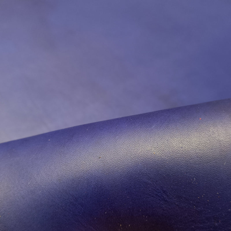 maroquinerie sac en cuir fabrication française artisanal cuir végétal faméthic petite centaurée gibecière bleu indigo