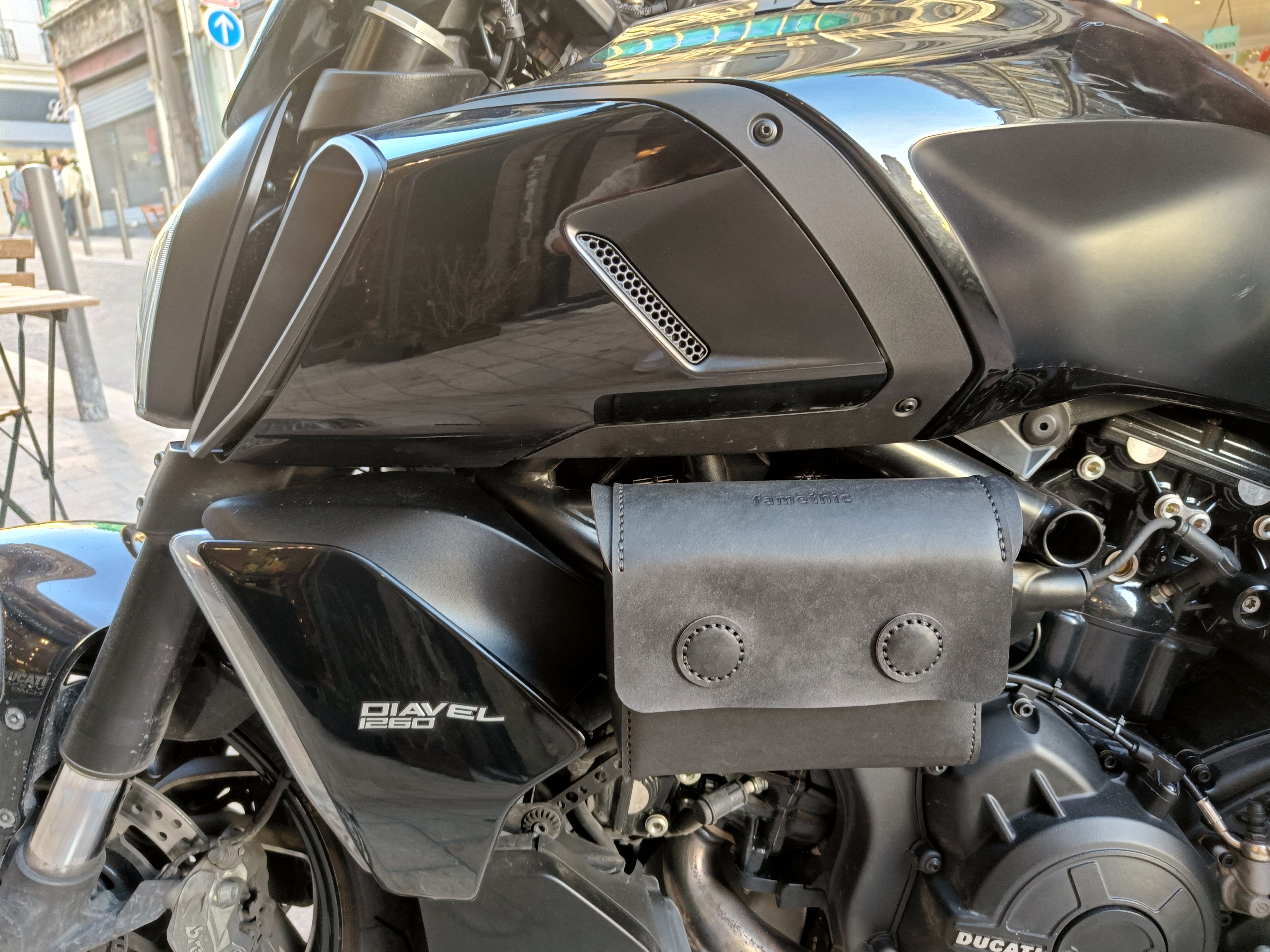 accessoires en cuir sur mesure pour l'équipement de votre moto artisan maroquinerie faméthic