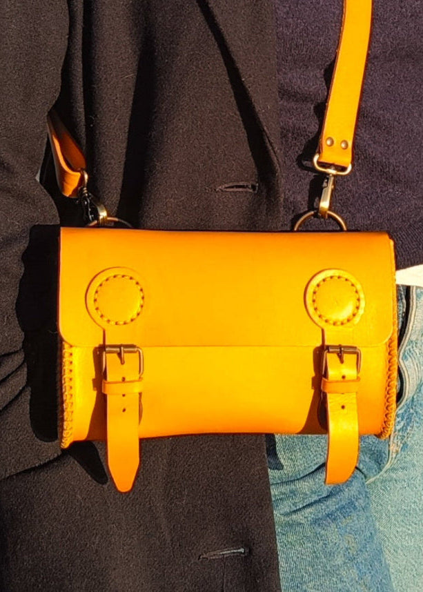 sacoche banane bandoulière cuir maroquinerie française artisanal sac en cuir faméthic passiflore jaune 