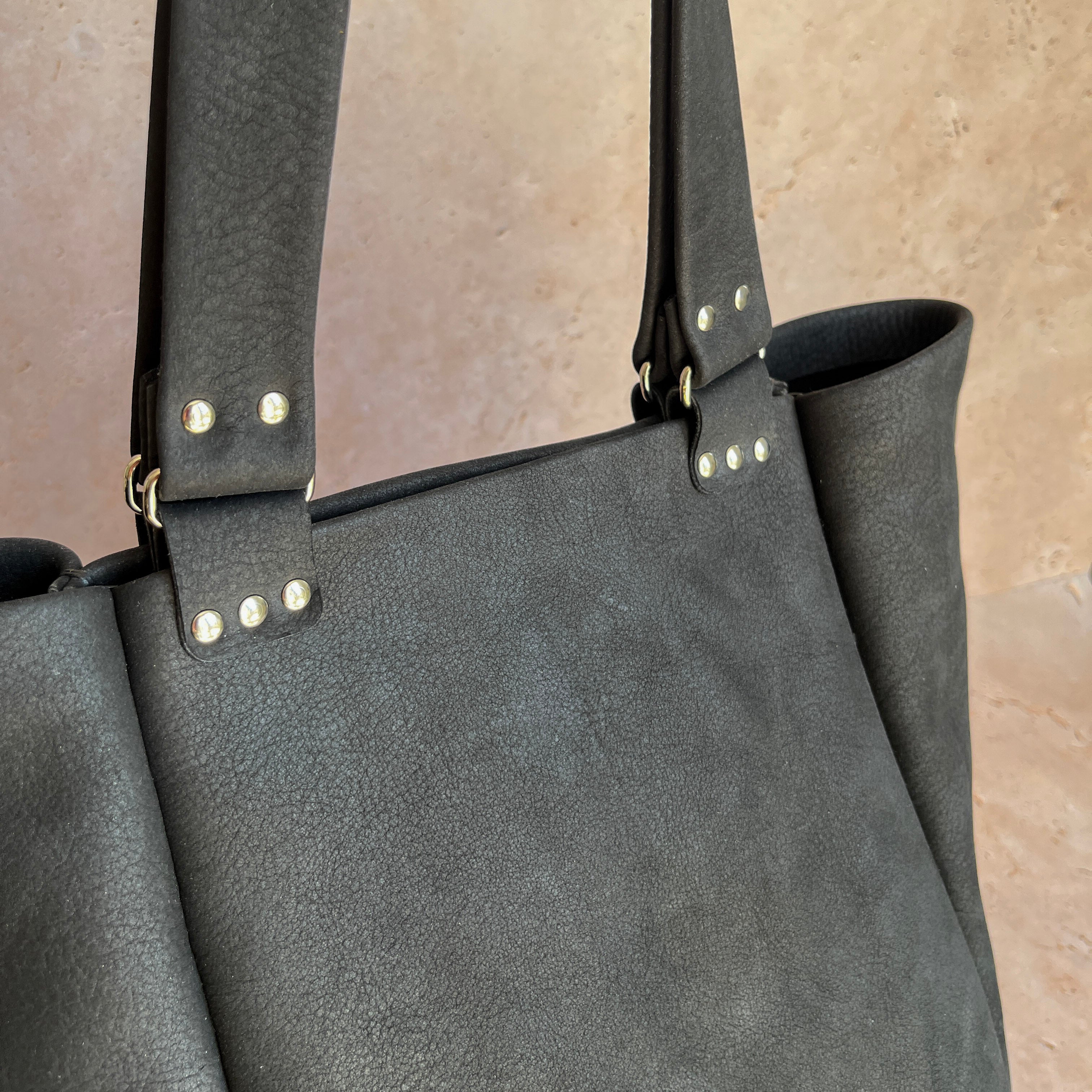 Le Ophrys | Taurillon nubuck noir