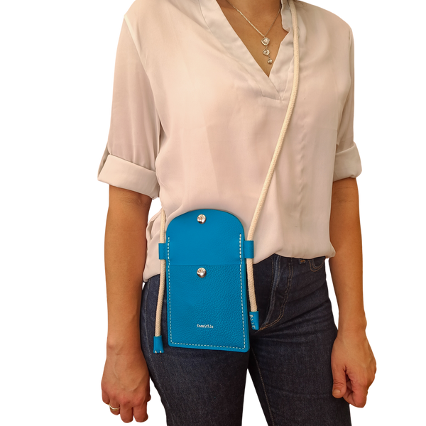 étui téléphone pochette papier voyage  cuir turquoise collection marseille H2O faméthic maroquinerie 