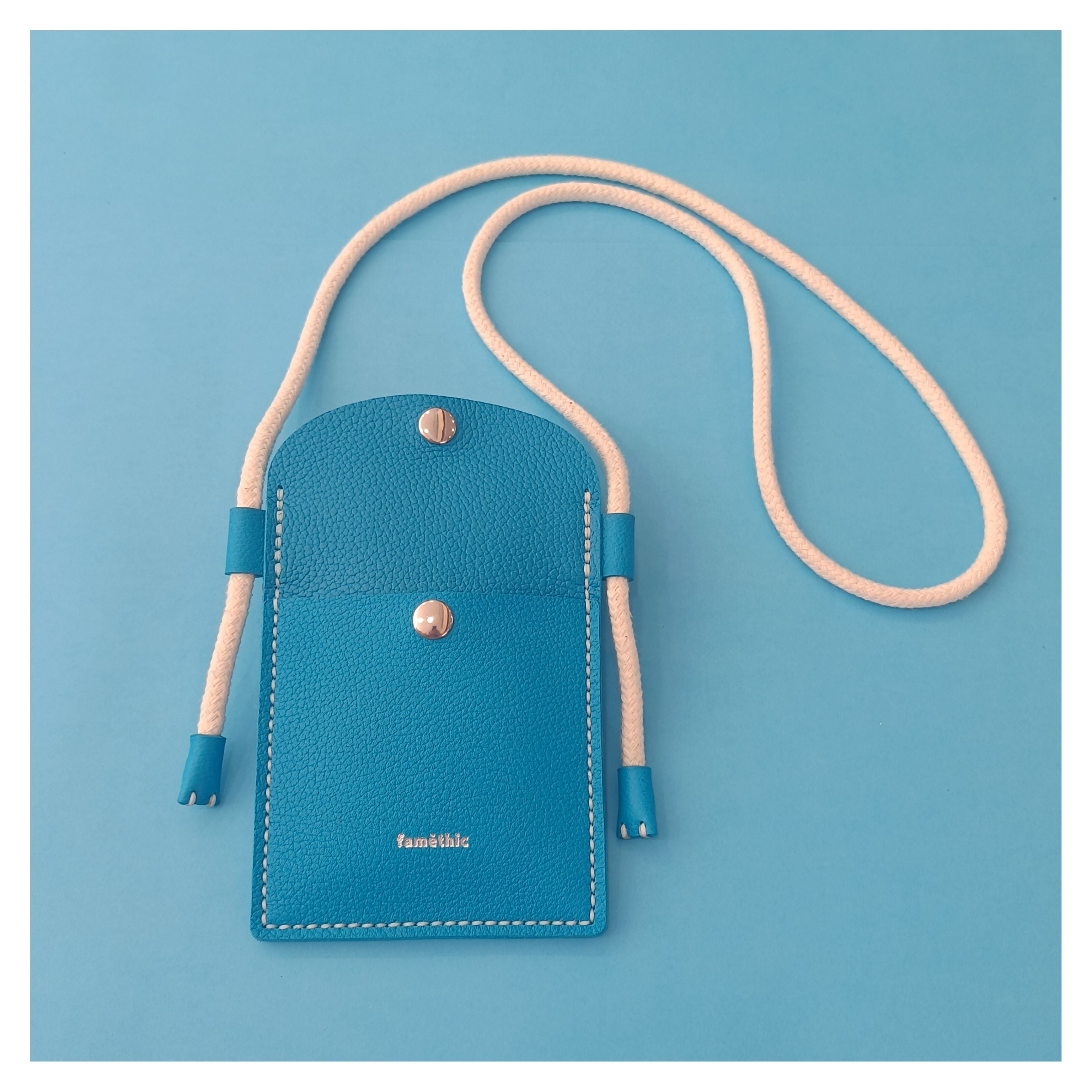étui téléphone pochette papier voyage  cuir turquoise collection marseille H2O faméthic maroquinerie 