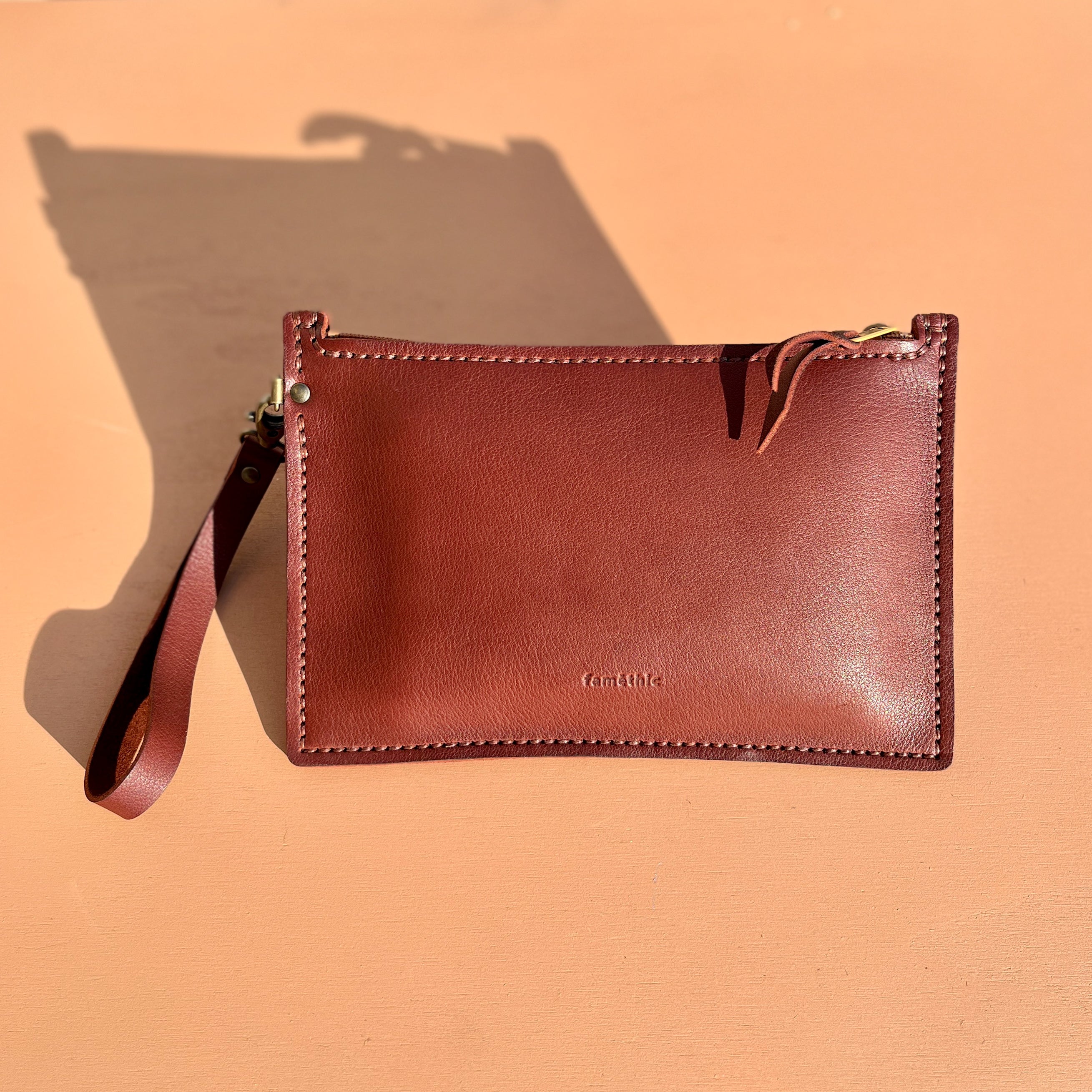 grande pochette zippée en cuir fabriqué en france maroquinerie d eluxe française faméthic