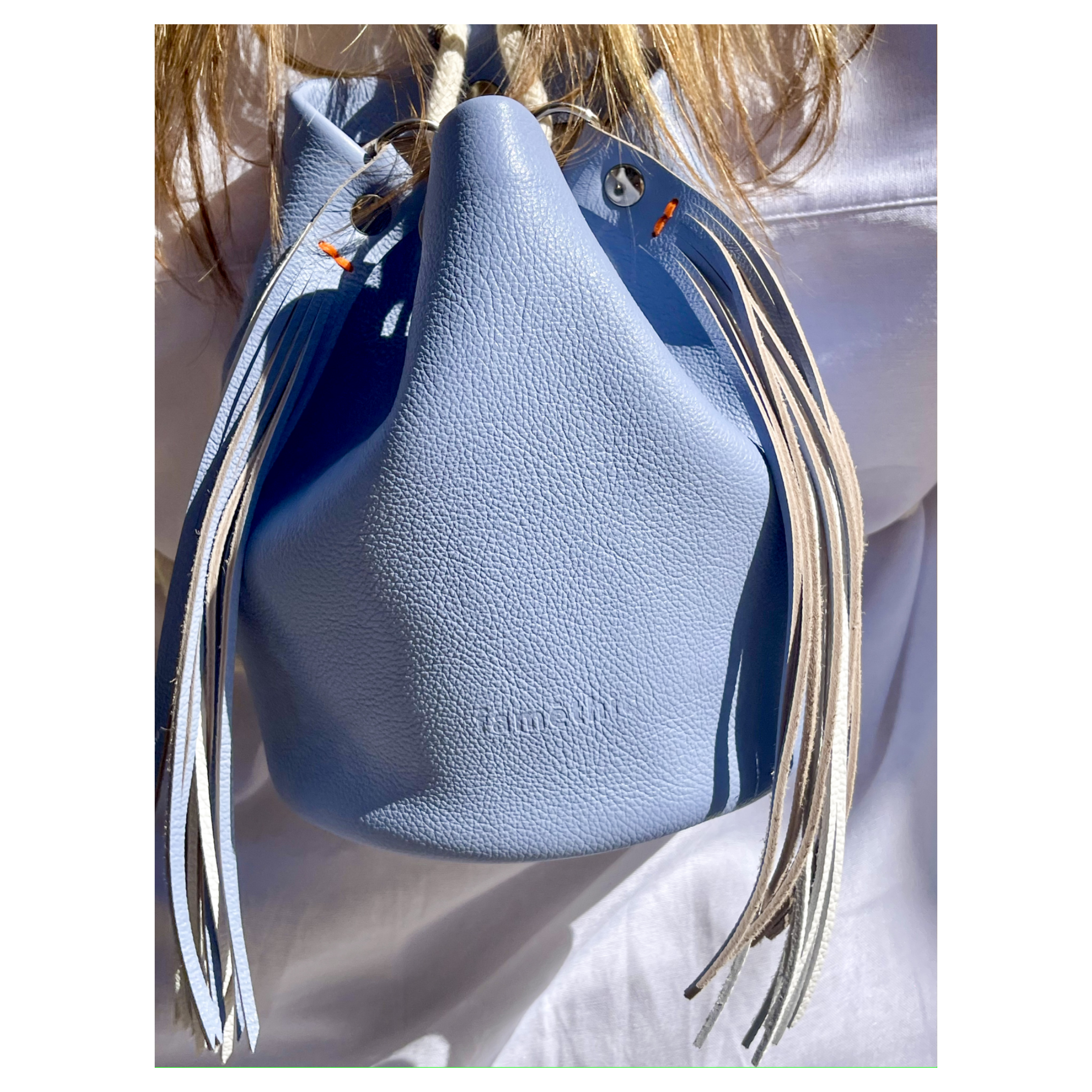 mini-camélée sac seau maroquinerie éthique responsable cuir sac à main frange collection optimiste faméthic marseille rose blanc bleu lavande