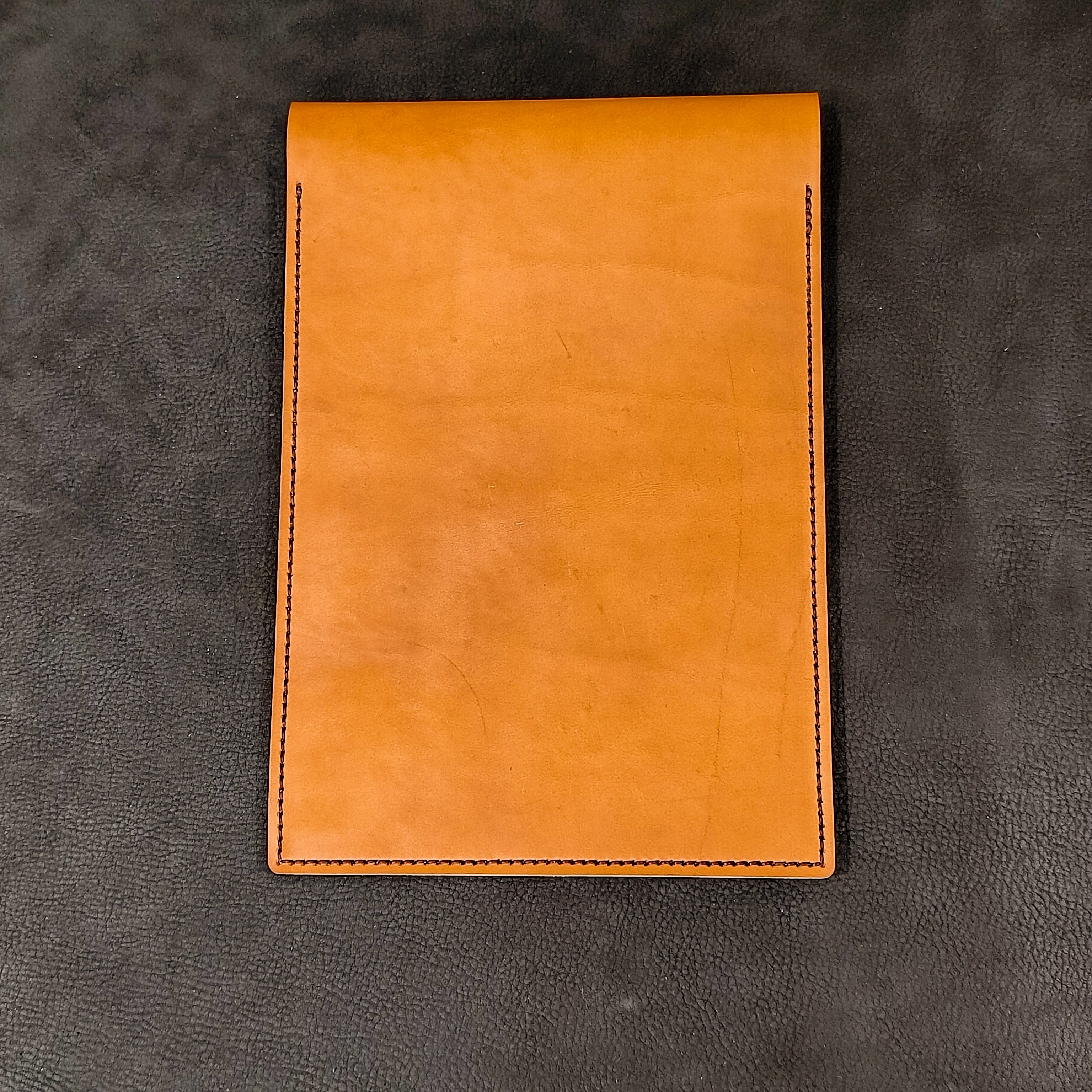 protège carnet cahier cuir sur mesure personnalisable cadeau note écriture dessin élastique maroquinerie artisanale faméthic français marseille inscription personnalisée