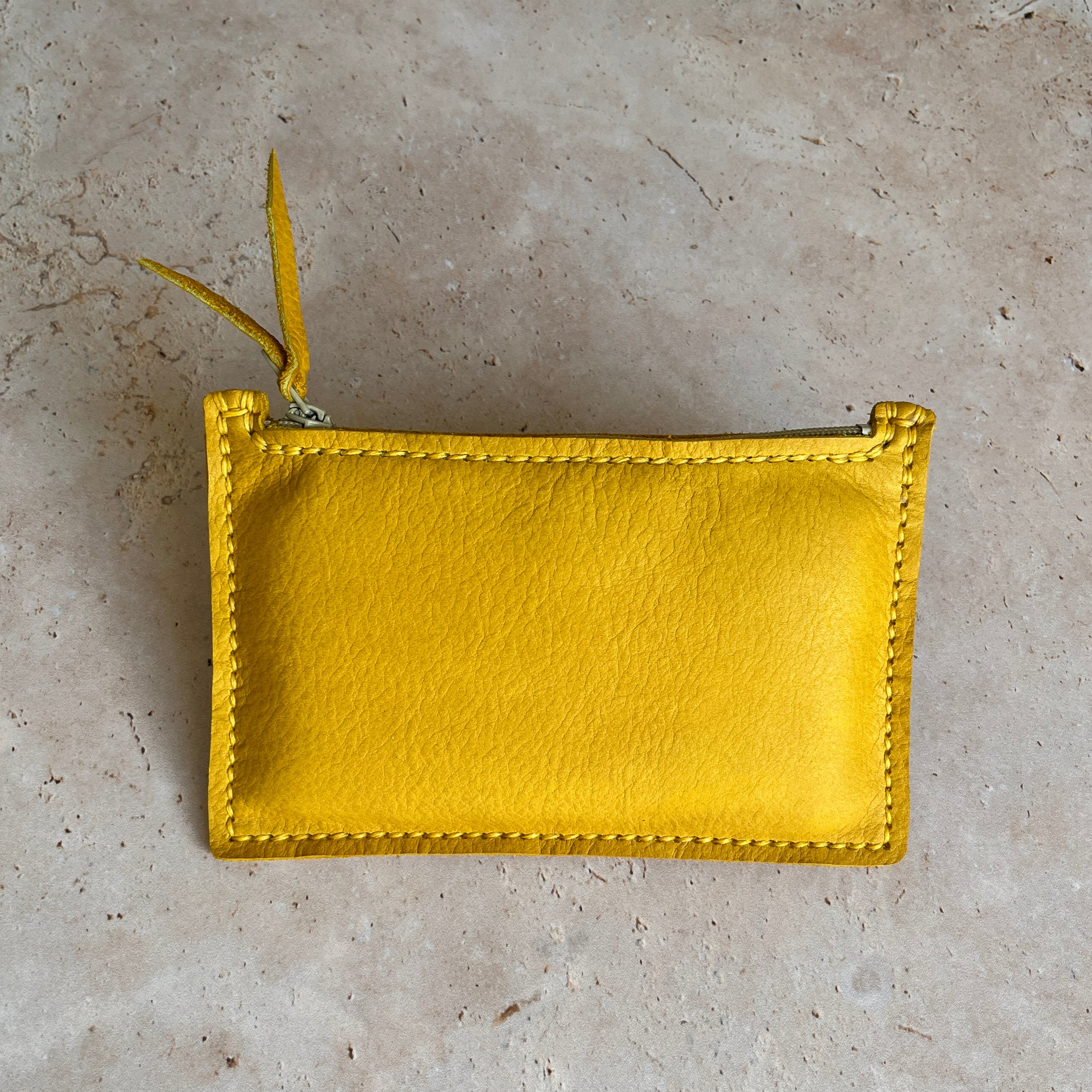 Petite pochette zippée Violette | Taurillon nubuck jaune