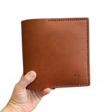 protège carnet cahier cuir sur mesure personnalisable cadeau note écriture dessin élastique maroquinerie artisanale faméthic français marseille inscription personnalisée cognac marron clair
