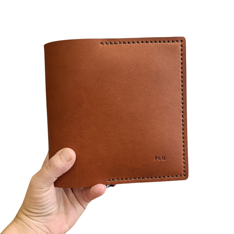 protège carnet cahier cuir sur mesure personnalisable cadeau note écriture dessin élastique maroquinerie artisanale faméthic français marseille inscription personnalisée cognac marron clair
