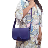maroquinerie artisanal éthique famethic artisan maroquinier cuir atelier sac bandoulière gibecière  centaurée bleu indigo