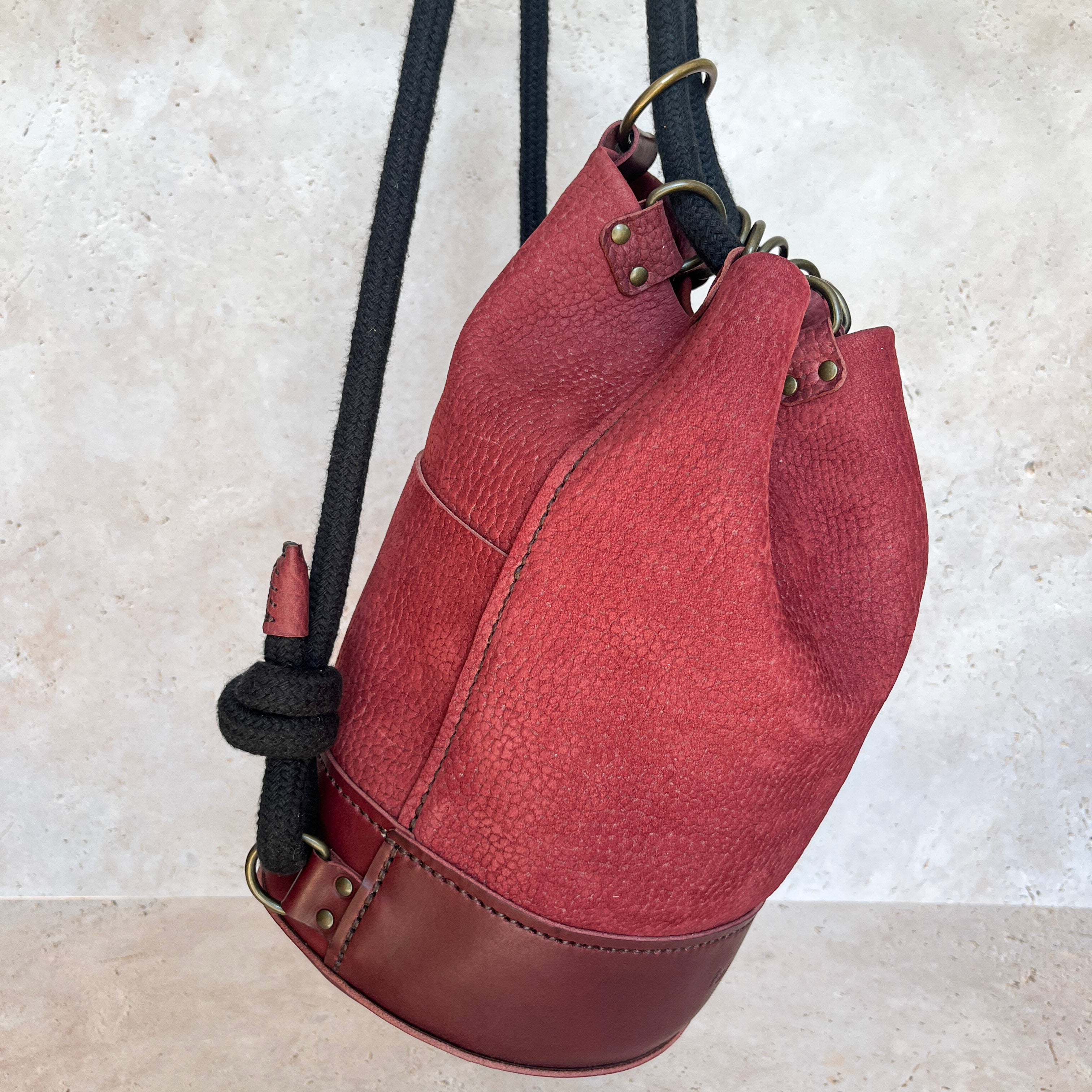 Sac à dos Camélée en cuir pleine fleur vu de trois quarts