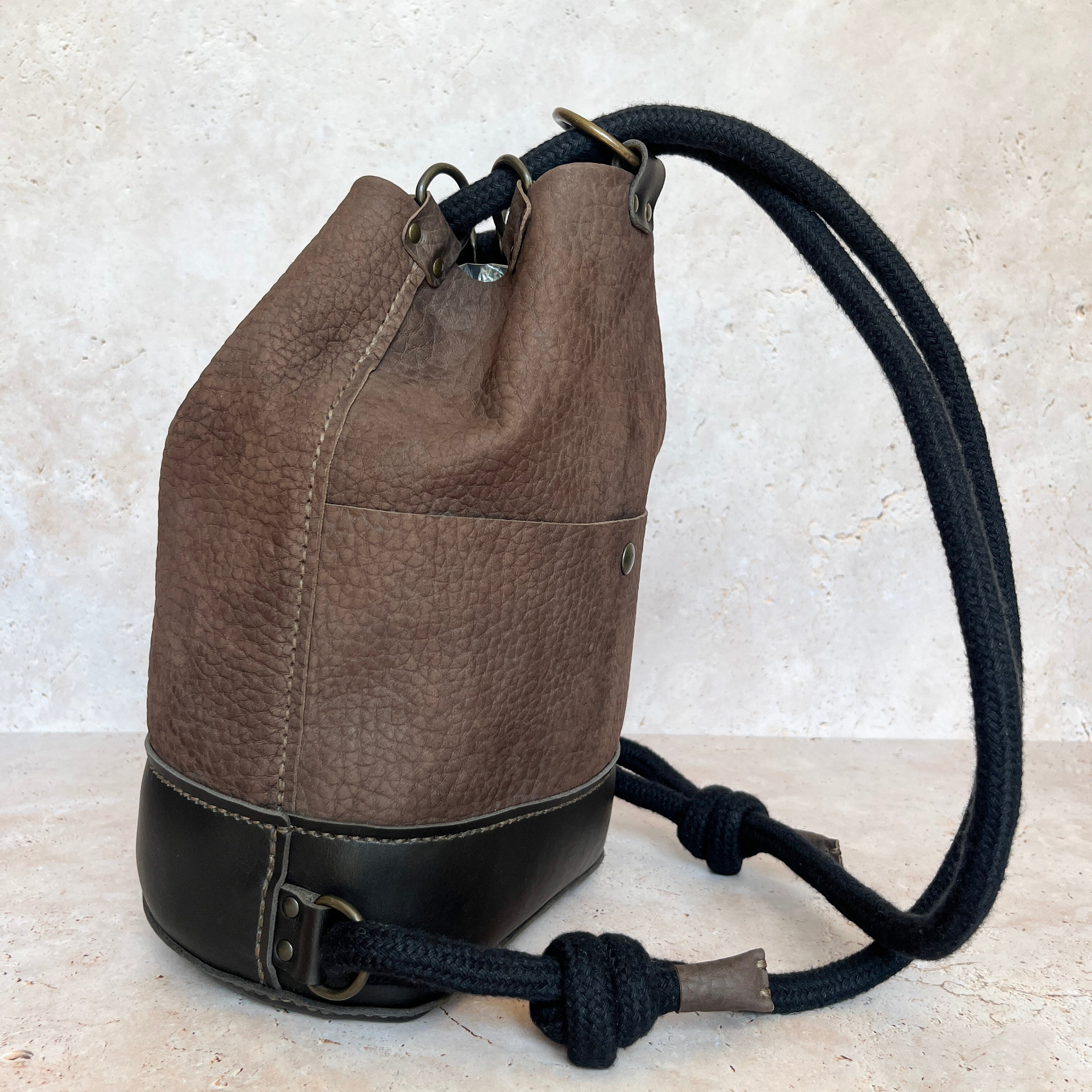 Sac à dos Camélée en cuir pleine fleur vu de trois quarts