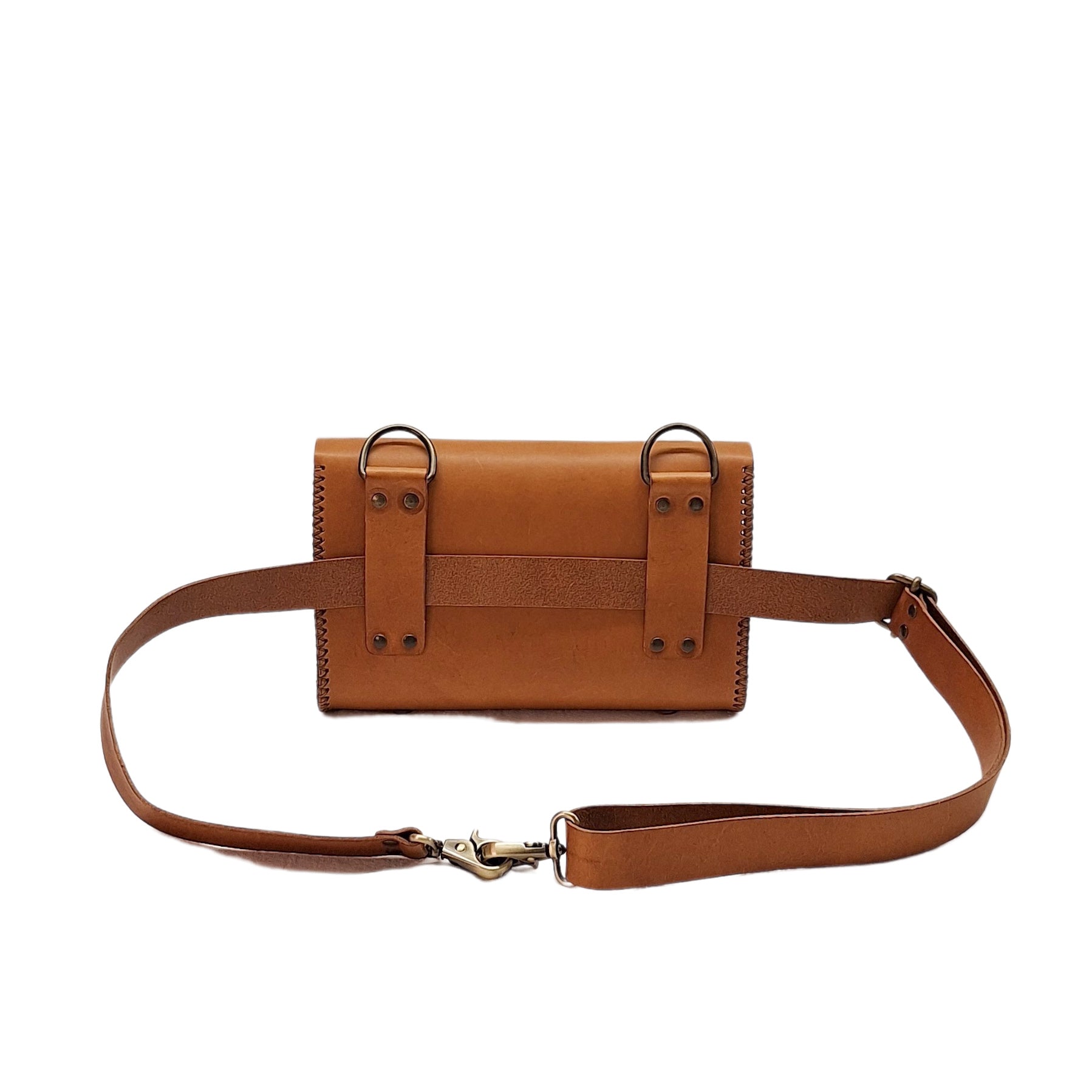 maroquinerie sac en cuir banane bandoulière sacoche cartable artisanal française cuir végétal faméthic passiflore camel naturel