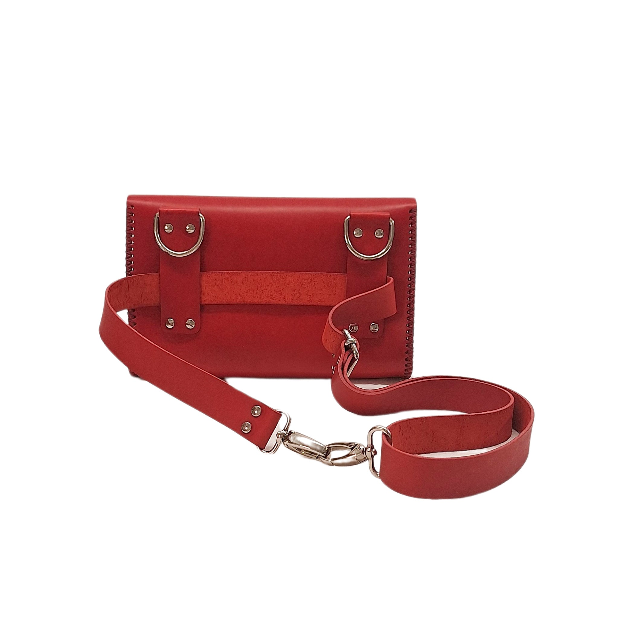 maroquinerie sac en cuir banane bandoulière sacoche cartable artisanal française cuir végétal faméthic passiflore rouge bordeaux