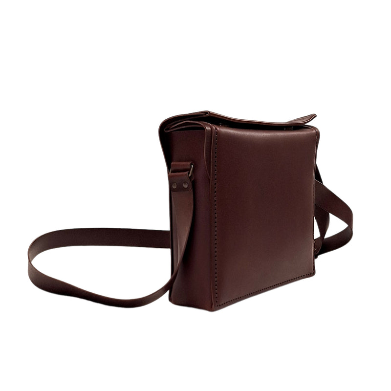sacoche pour homme en cuir fabrication française maroquinerie faméthic giroflée ébène