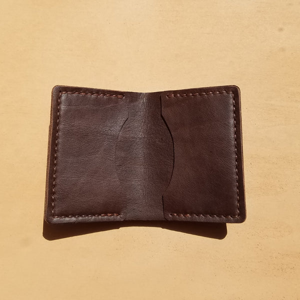 Porte-cartes en cuir fabriqué par les artisans BAAK
