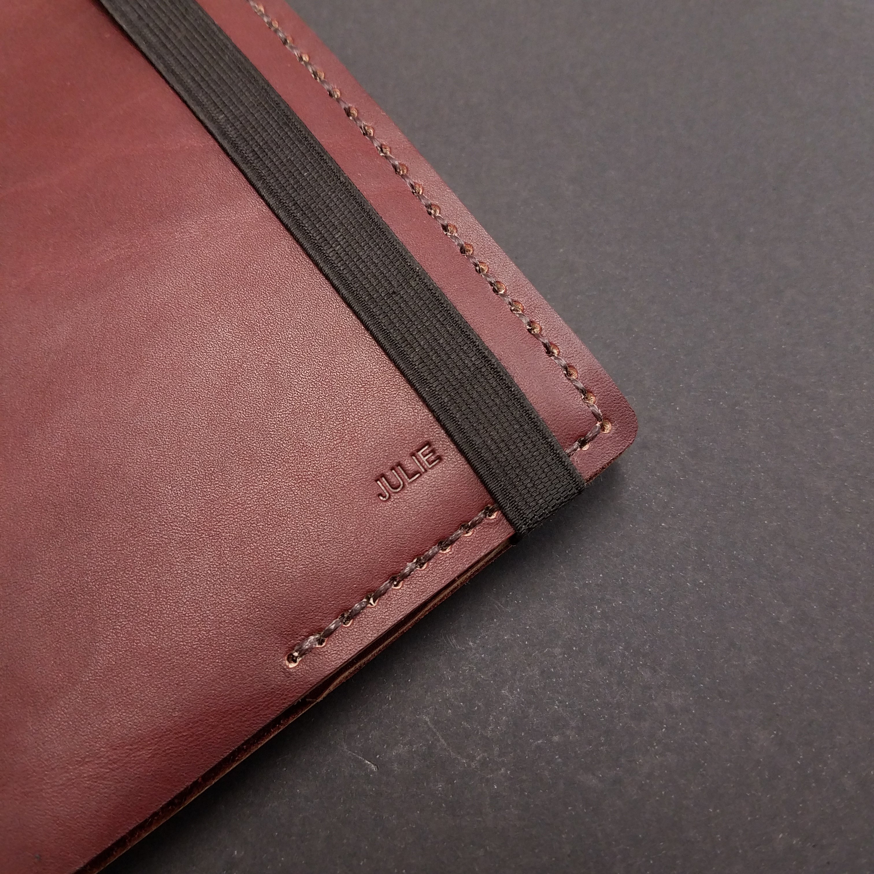 protège carnet cahier cuir sur mesure personnalisable cadeau note écriture dessin élastique maroquinerie artisanale faméthic français marseille inscription personnalisée