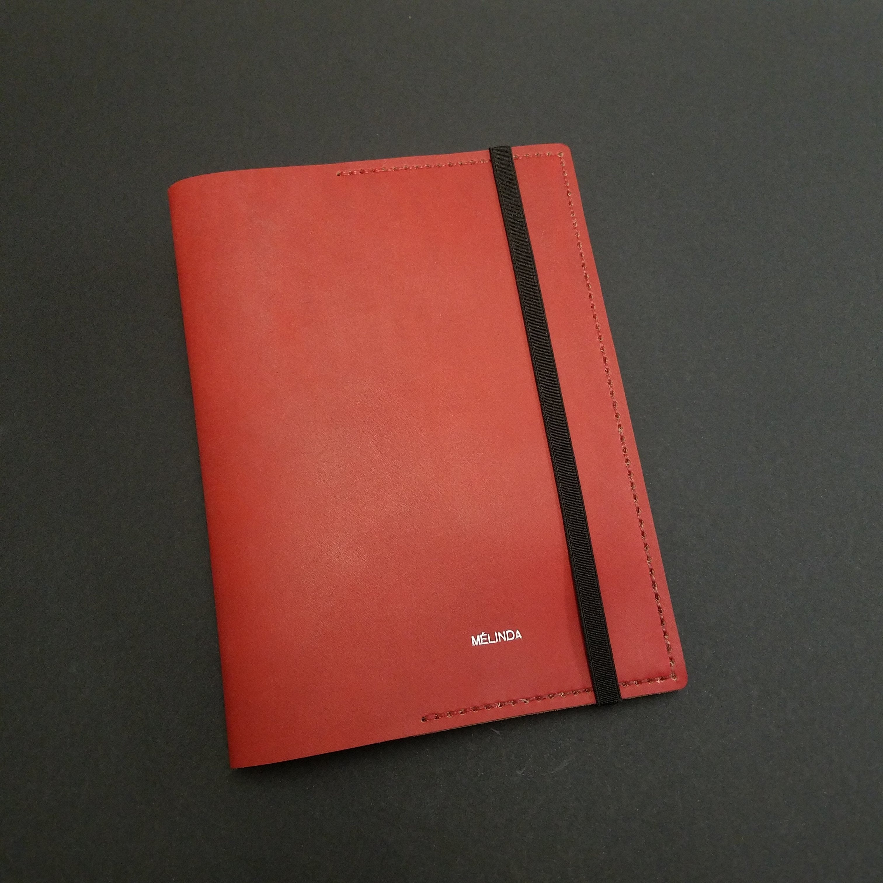 protège carnet cahier cuir sur mesure personnalisable cadeau note écriture dessin élastique maroquinerie artisanale faméthic français marseille inscription personnalisée